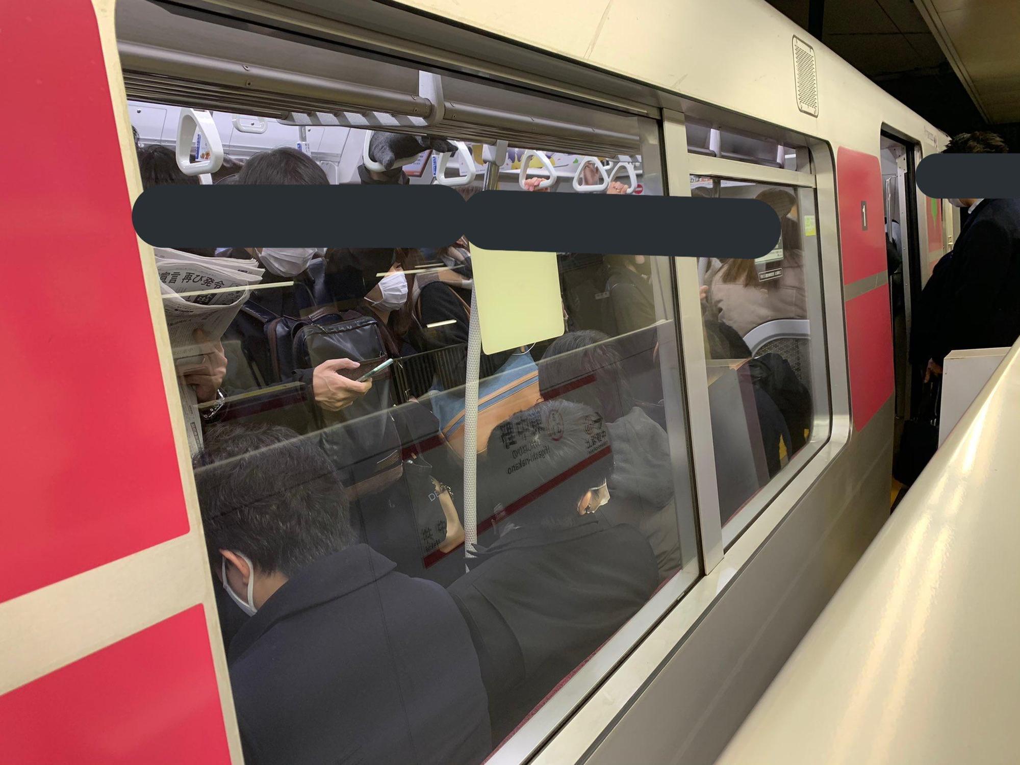 緊急事態宣言發布後第一天,日本網友在推特表示,通勤列車還是人擠人。(翻攝自推特)