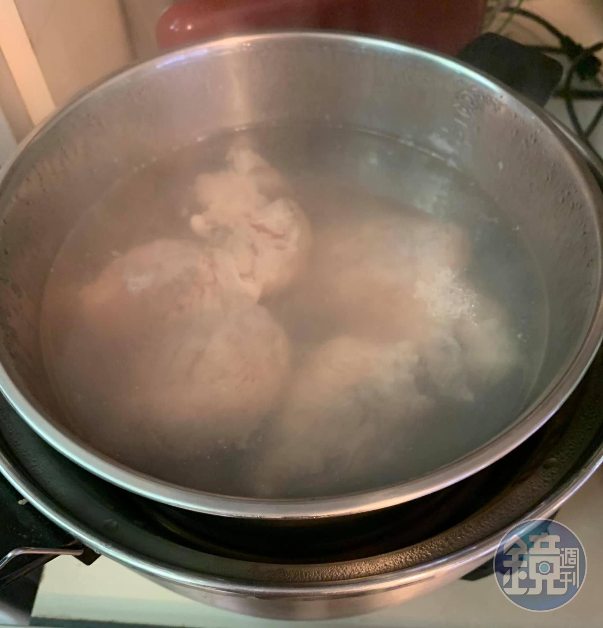 用大同電鍋煮嘴邊肉。