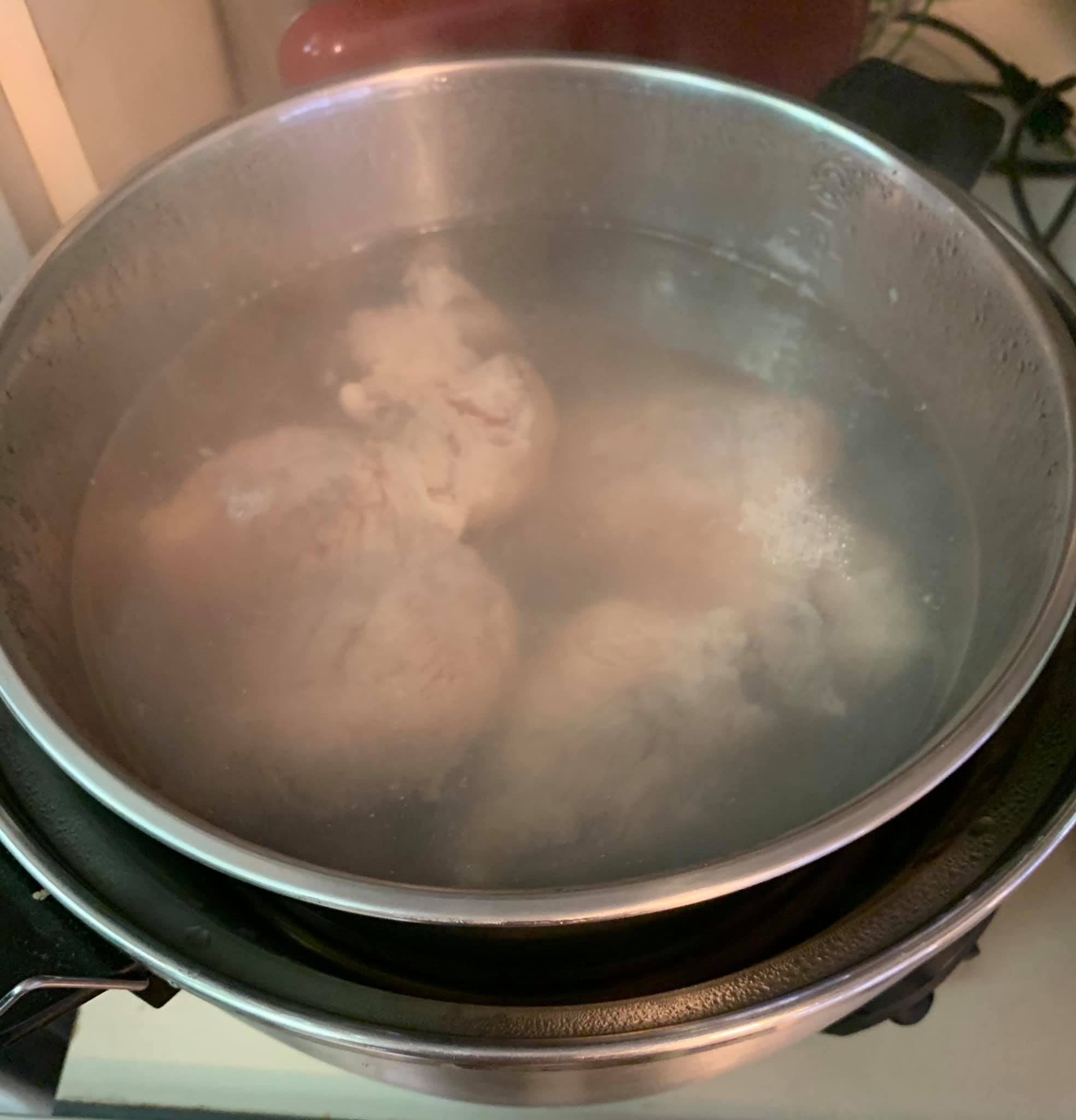 用大同電鍋煮嘴邊肉。