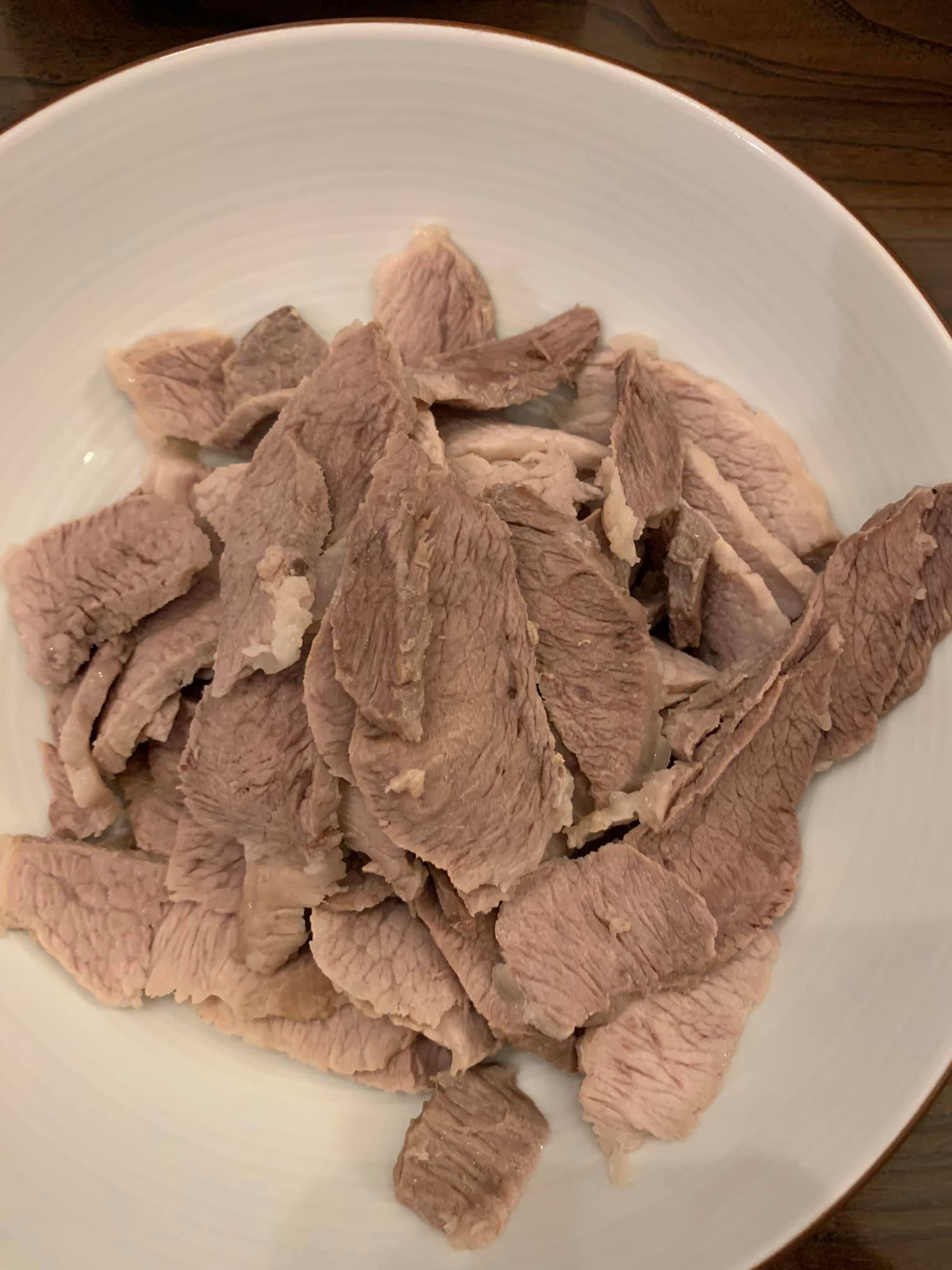 二層肉煮好切片。