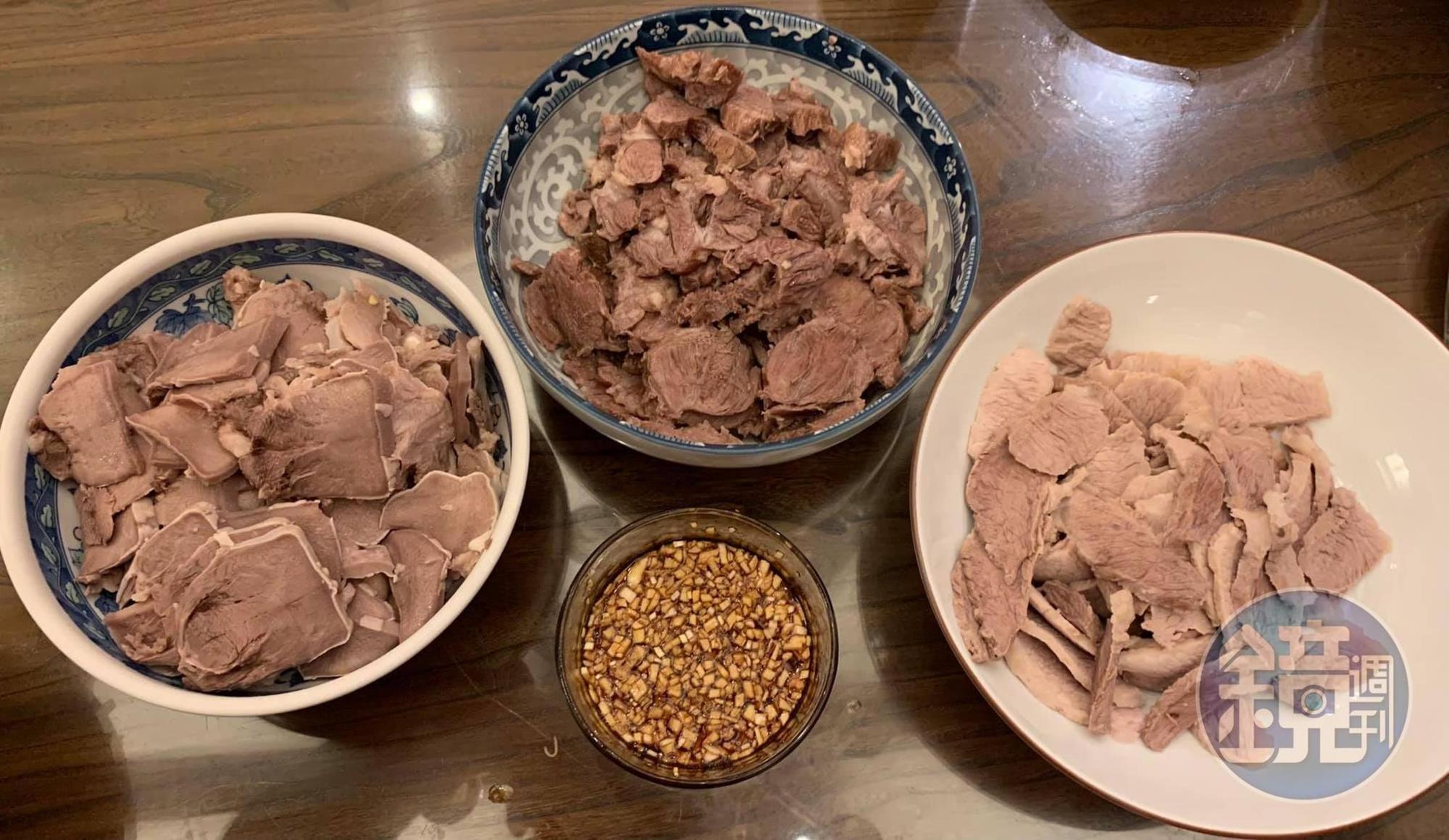三種肉可沾著蒜蓉吃。