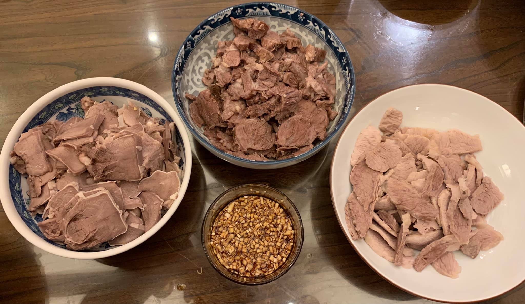 三種肉可沾著蒜蓉吃。
