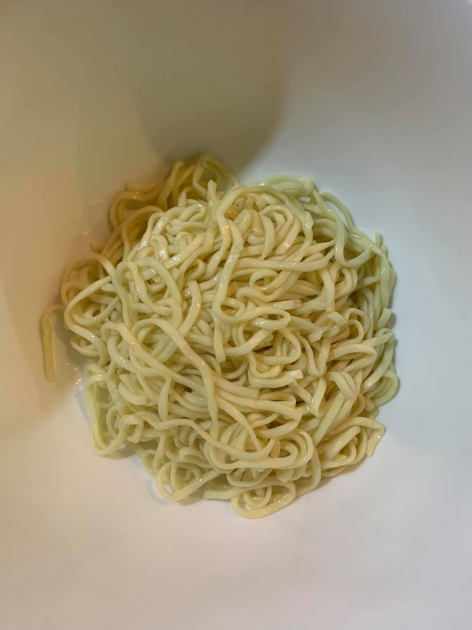 將麵條倒扣碗中。