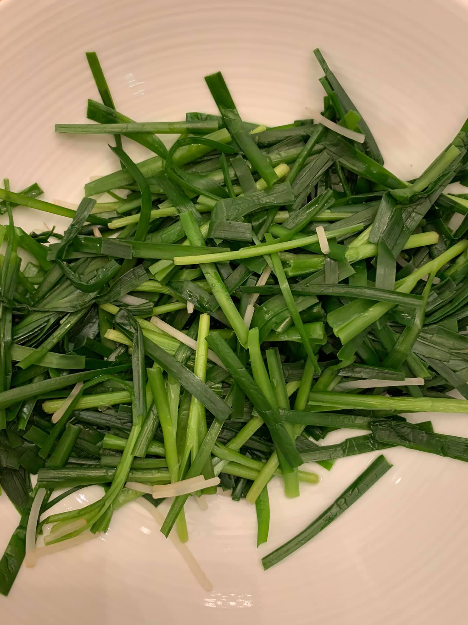燙好韭菜。
