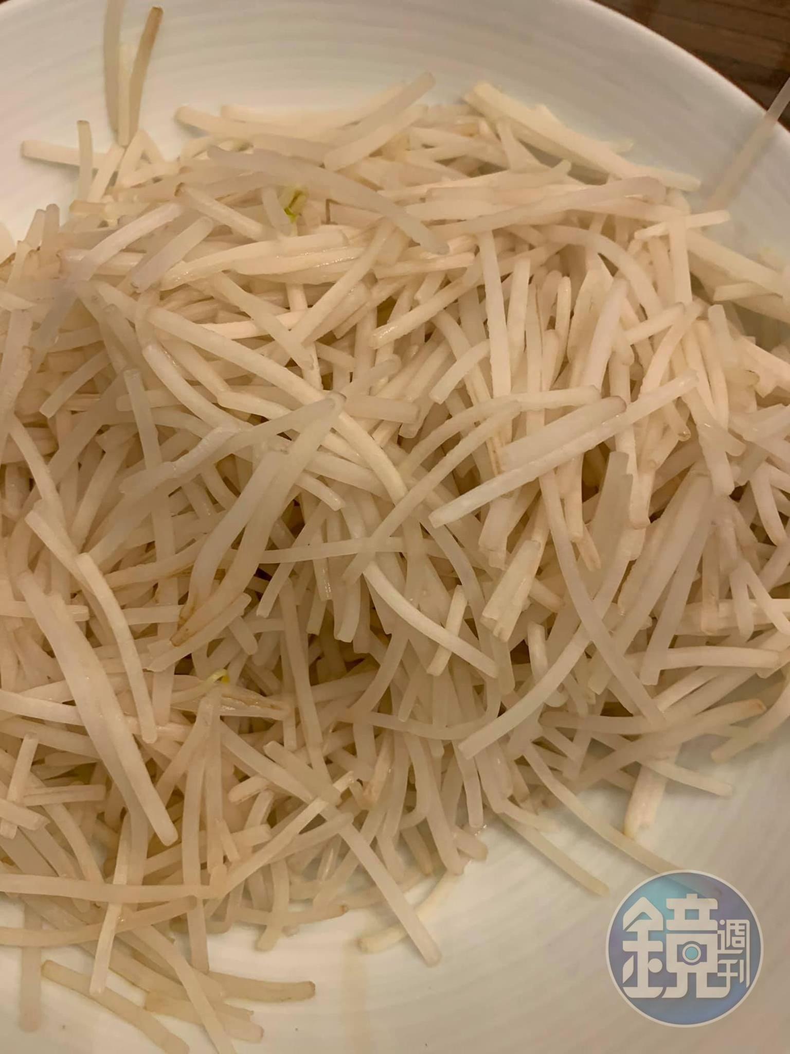 汆燙好銀芽。