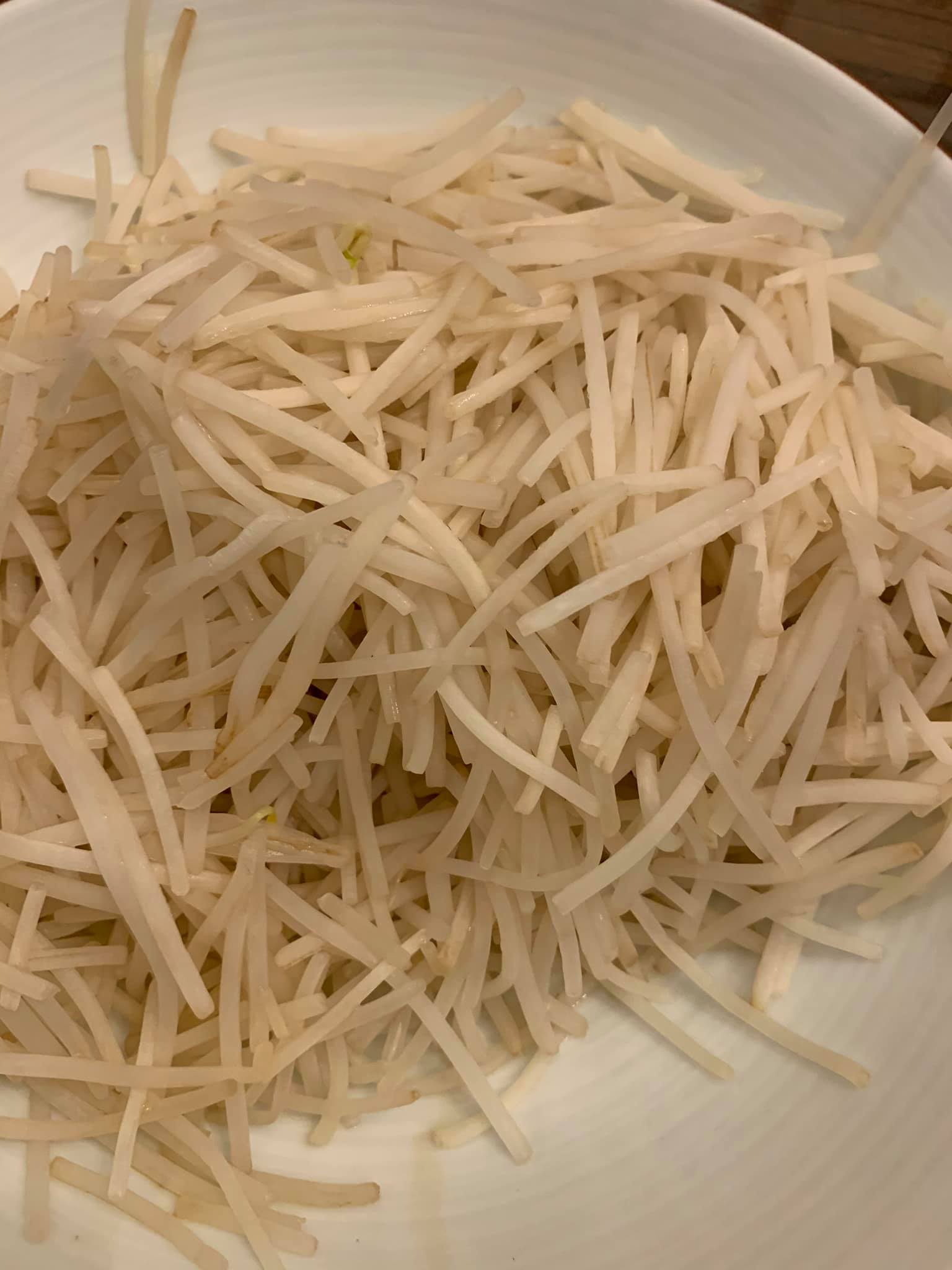 汆燙好銀芽。
