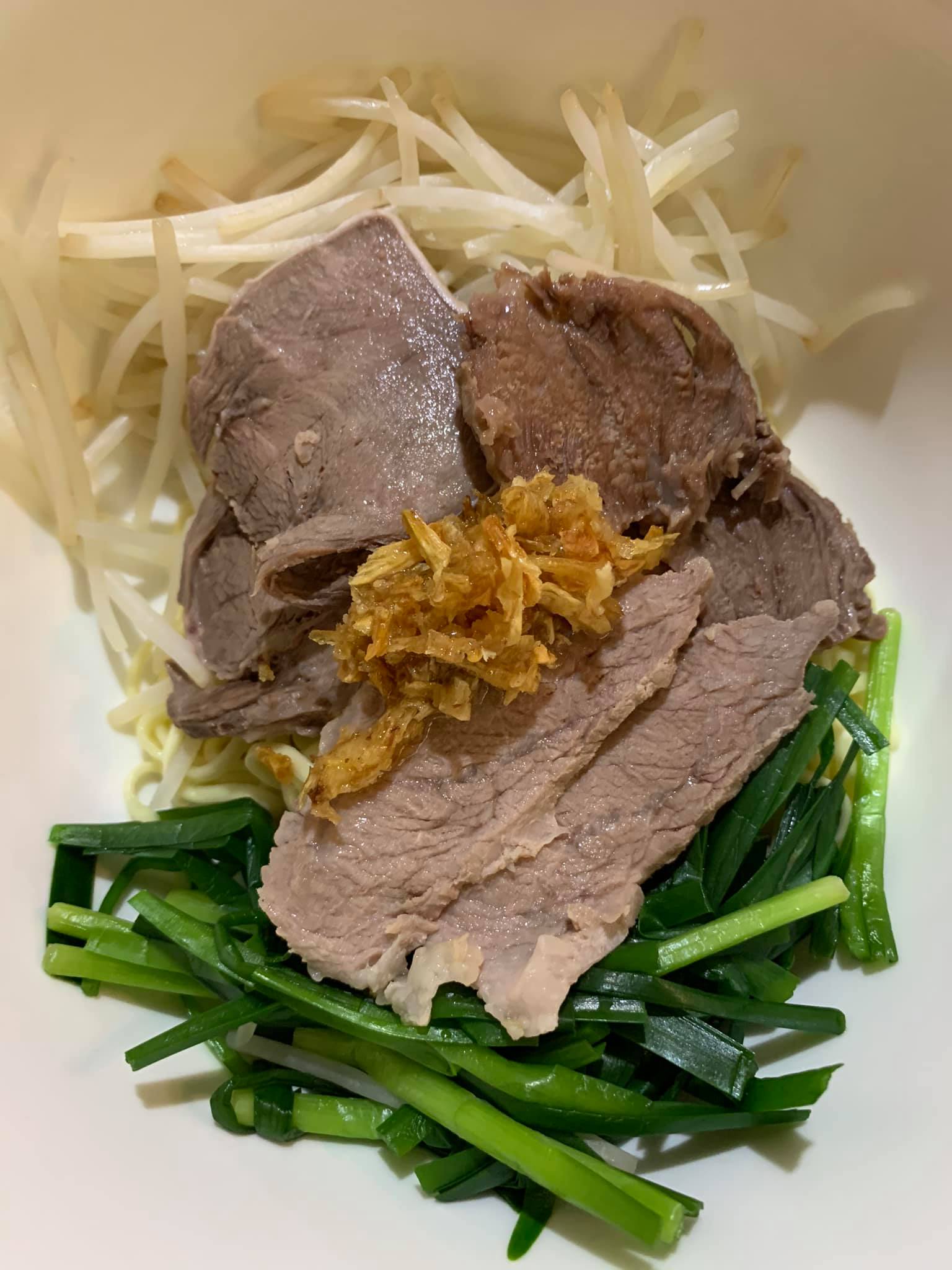 萬事俱備 只欠高湯，切仔麵上場。