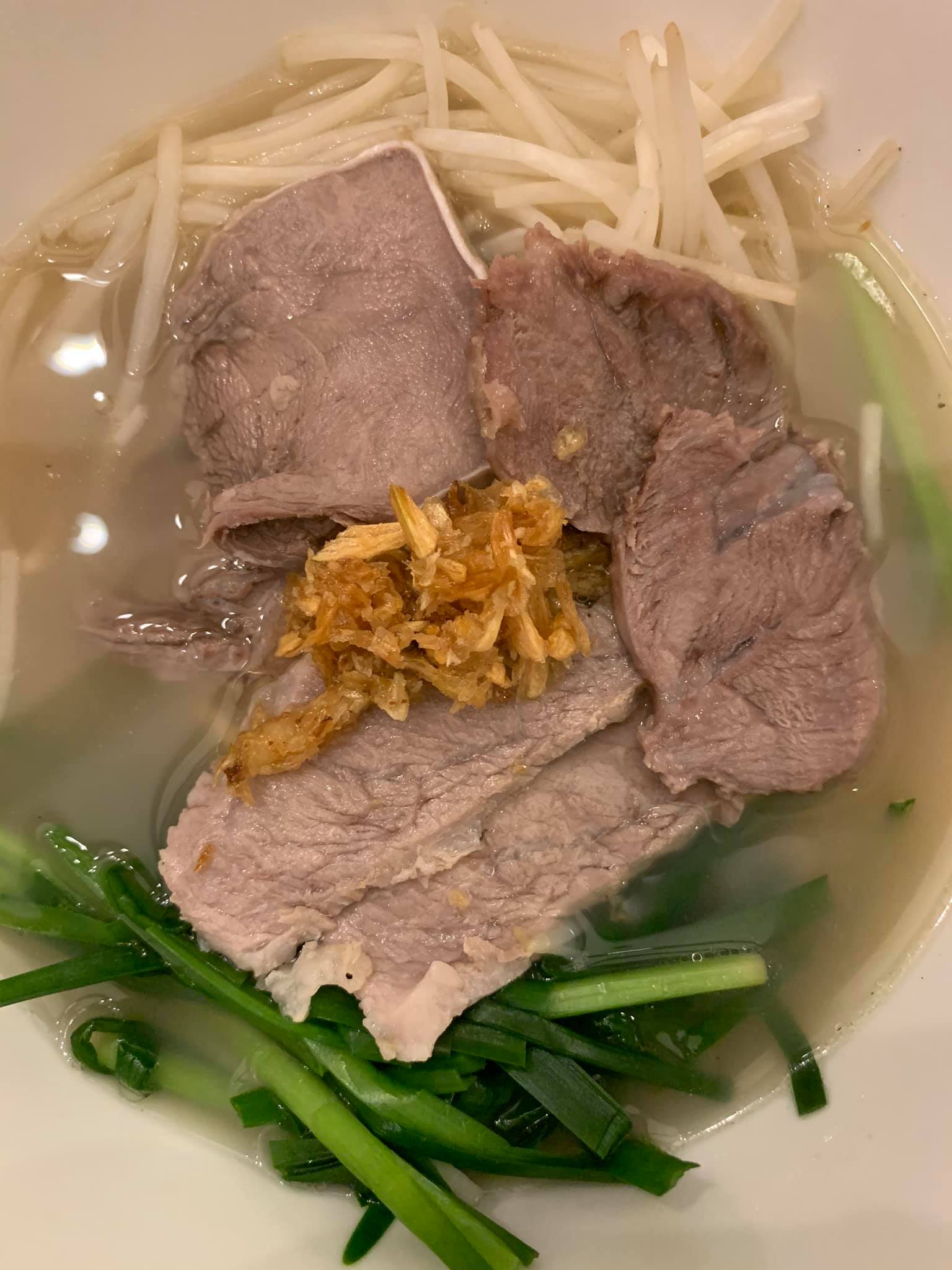 豬肉片、韭菜、豆芽、油蔥一樣不少。