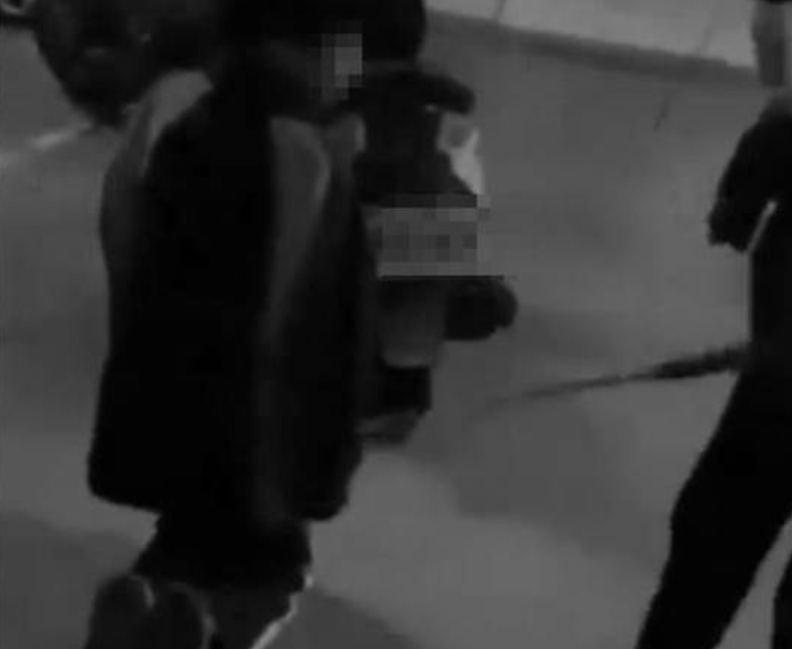 2名男學生持甩棍毆打被害人的屁股、腿部，令被害人的阿嬤相當心疼、無助。（翻攝畫面）