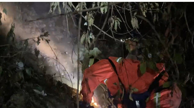 輕航機失聯後在山區起火燃燒，出動消防人員救災。（翻攝畫面）