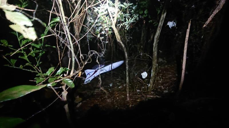 消防單位漏夜搜尋，尋獲時發現烈火仍持續燒，機上教練及乘客都被烈火燒身。（翻攝畫面）