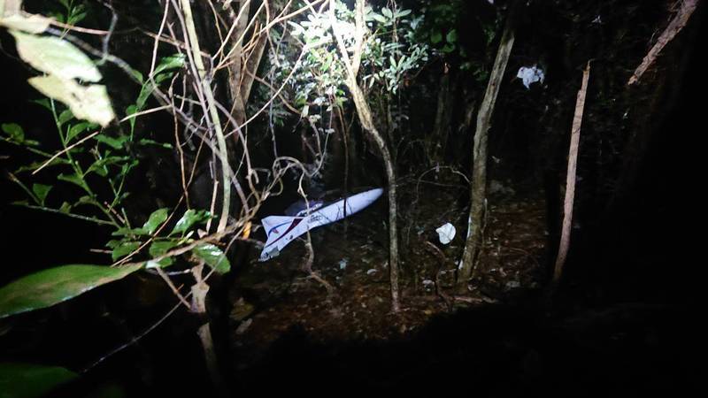 消防單位漏夜搜尋，尋獲時發現烈火仍持續燒，機上教練及乘客都被烈火燒身。（翻攝畫面）