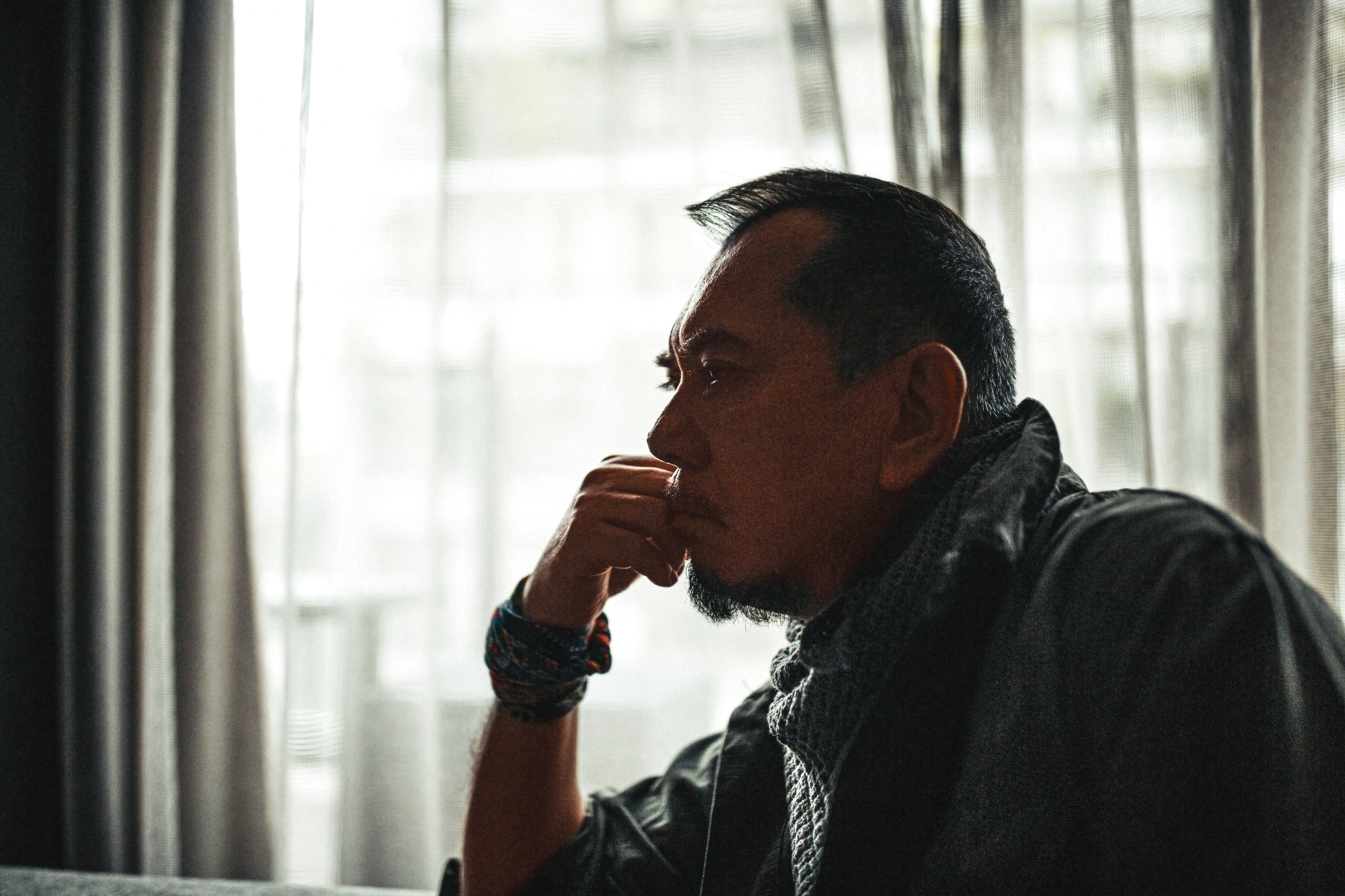 忘記告訴黃秋生，他的雙眼皮真的很深，馬英九也比不上。