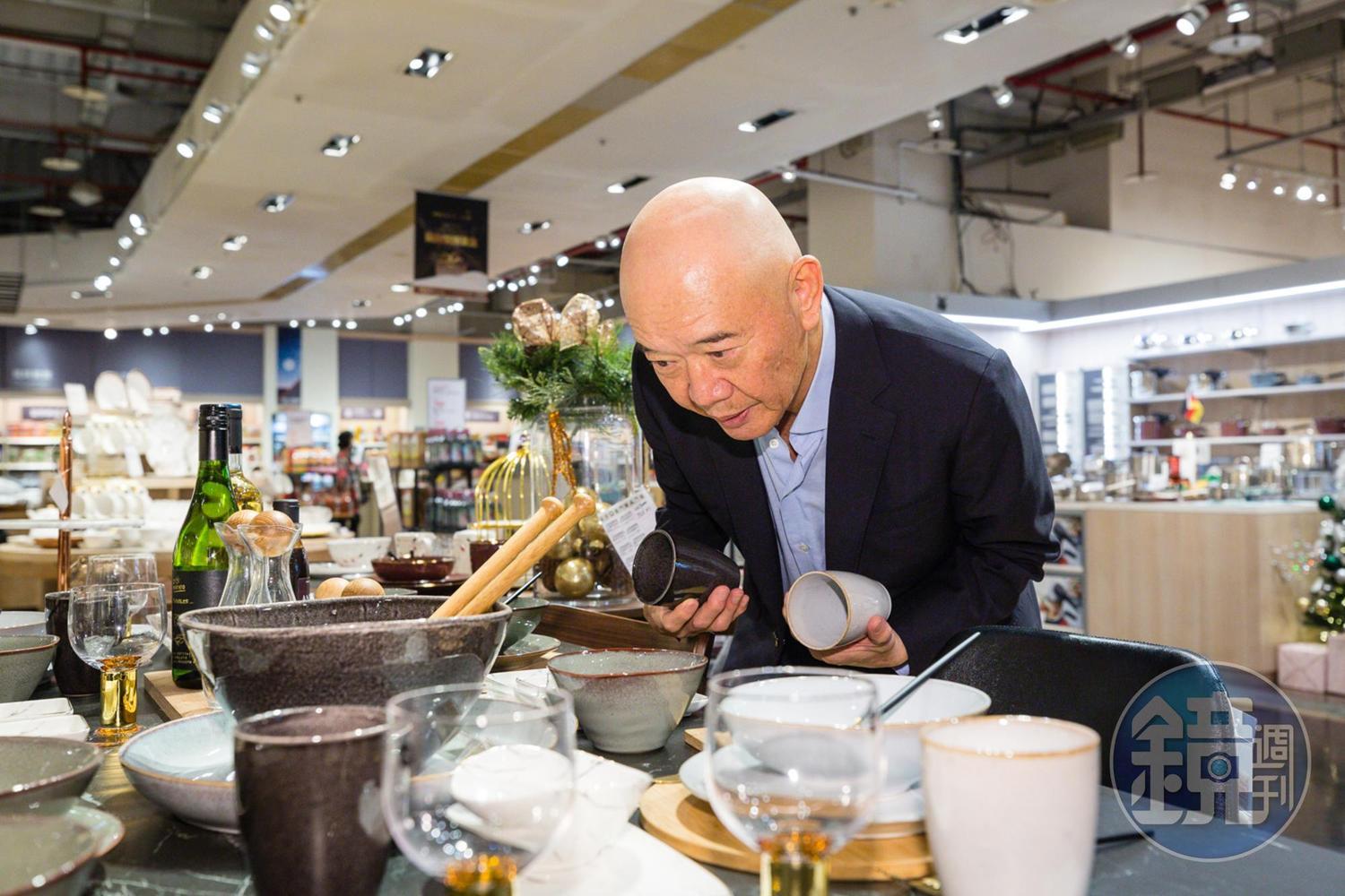 HOLA特力和樂主打家飾用品,何湯雄對於商品擺設,怎麼呈現美感、協調感也很重視。