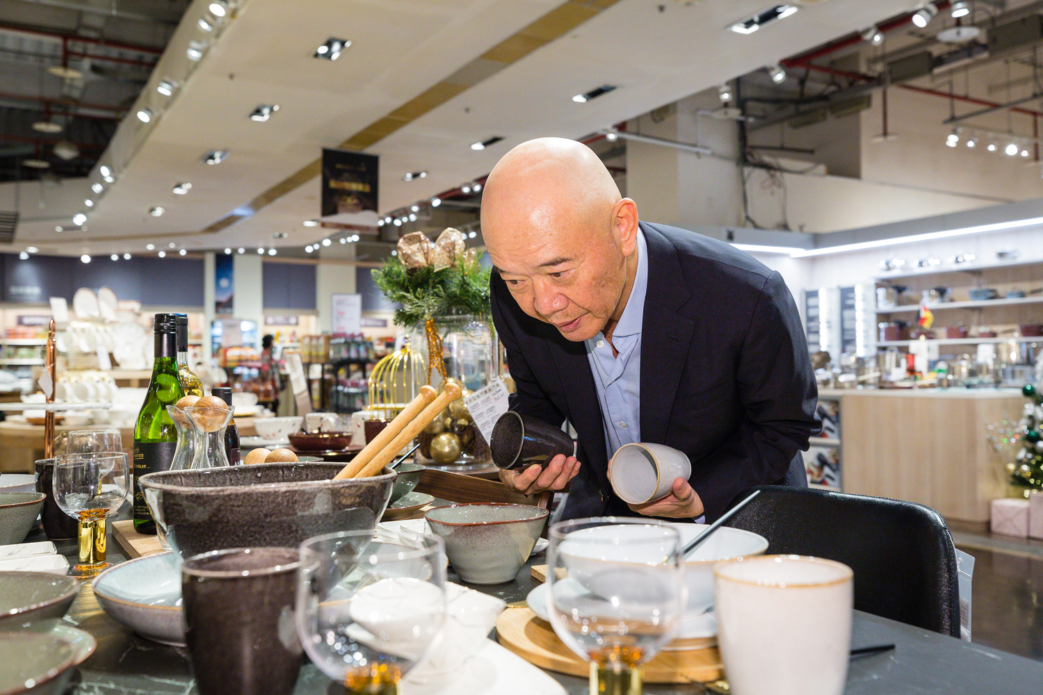 HOLA特力和樂主打家飾用品，何湯雄對於商品擺設，怎麼呈現美感、協調感也很重視。