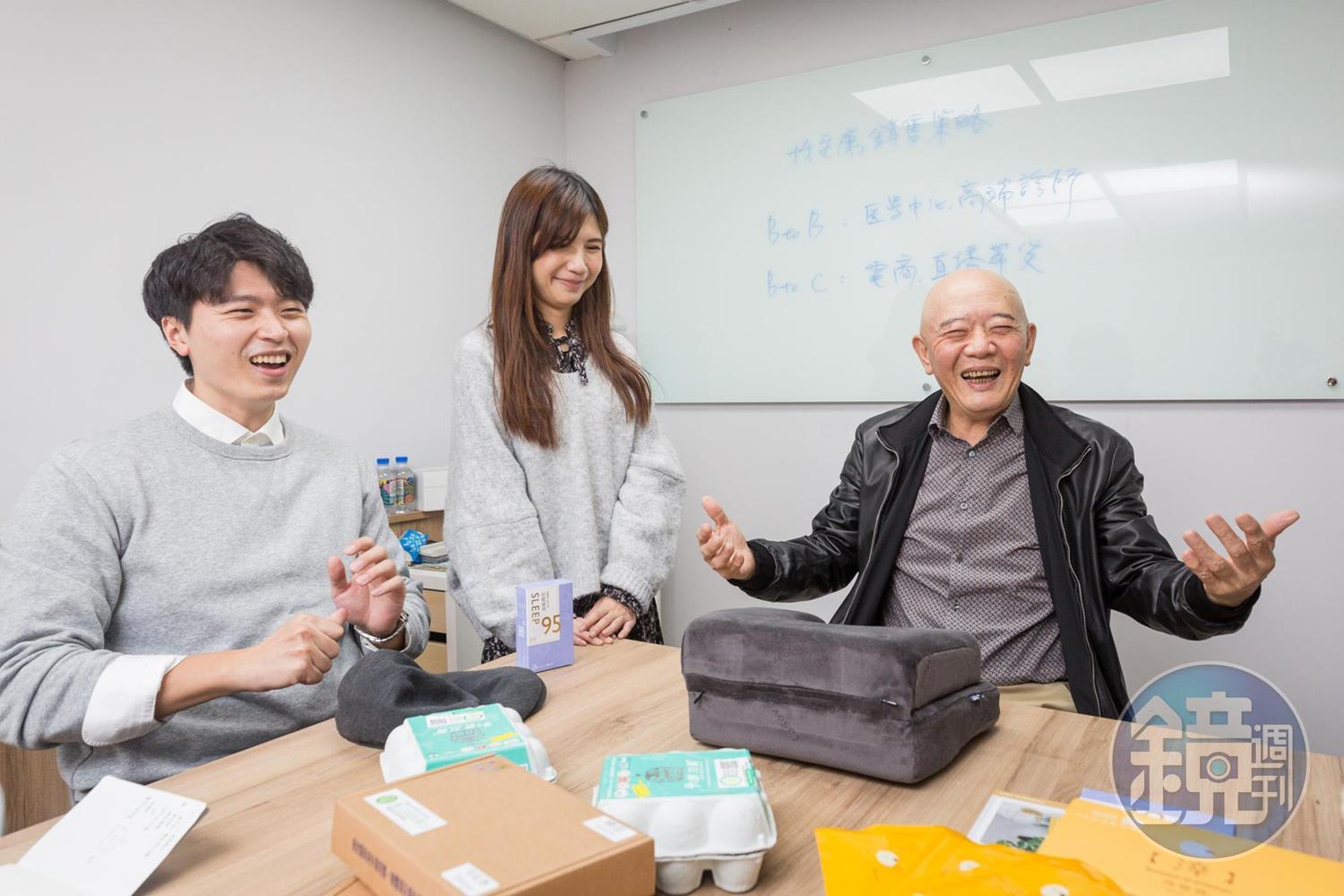 何湯雄(右)重新創業,領著一群8年級生打天下,是主管也是他們的老師。