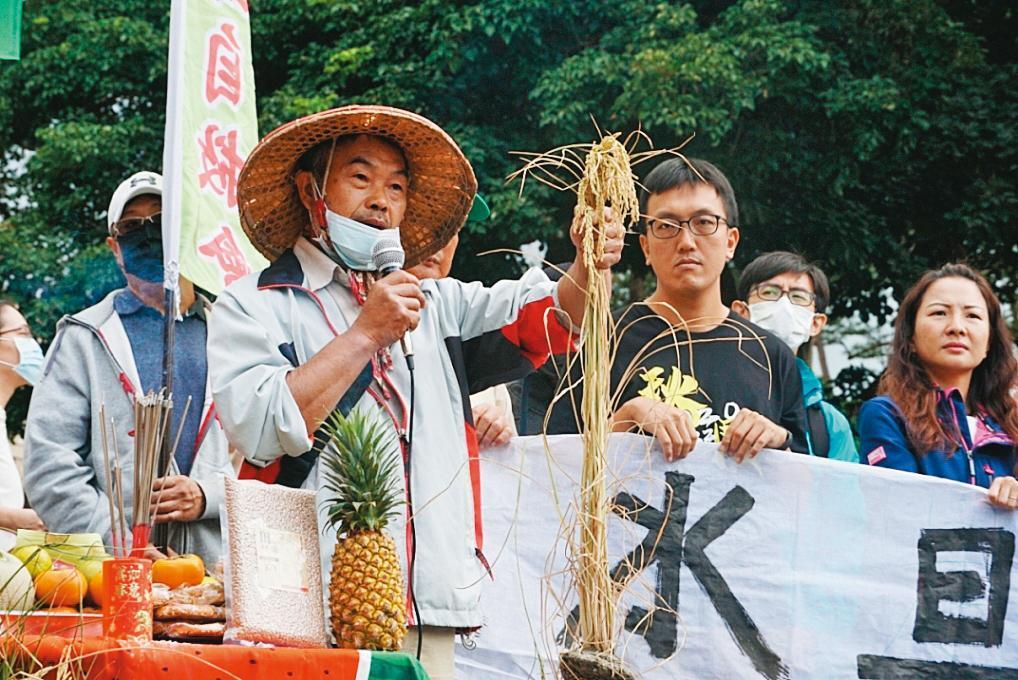 2020年10月中稻田停灌後，田守喜（持麥克風者）3度北上抗議。他不能理解，為什麼每回只要碰到缺水，就需犧牲自己的稻子。（地球公民基金會提供）