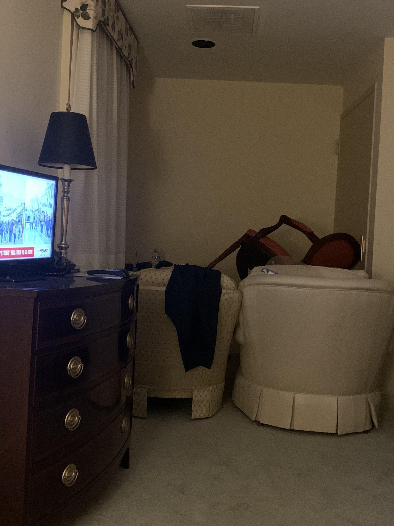 台裔眾議員孟昭文在暴動時躲進一間密室，並用家具把房間門擋起來。（翻攝自孟昭文推特）