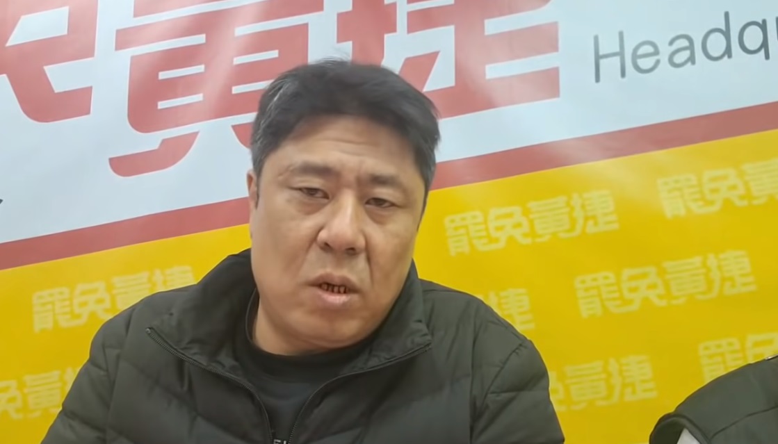 杏仁哥昨晚開直播回應批評聲浪，表示自己是基於孝心幫媽媽過生日，這件事情並沒有錯。（翻攝自杏仁哥直播YT頻道）
