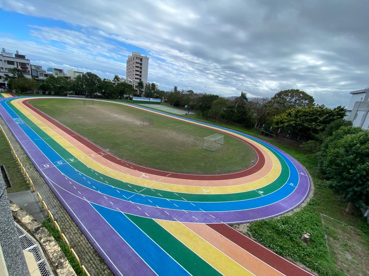 花蓮化仁國小打造花蓮首座彩虹跑道，卻被反同團體批評。（翻攝自花蓮好好玩臉書）