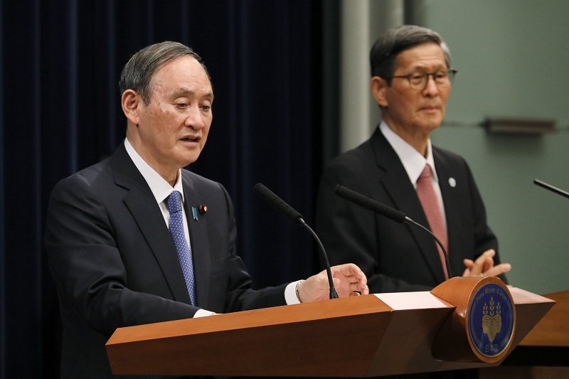 日本首相菅義偉昨日針對武漢肺炎疫情召開記者會。（翻攝自首相官邸（災害・危機管理情報）推特）