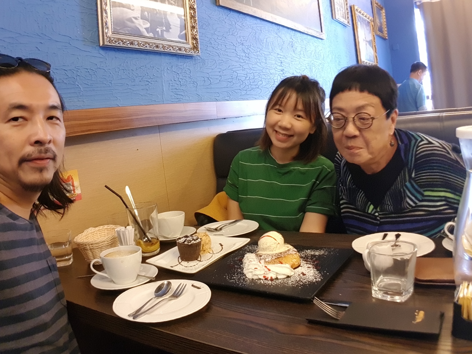 文念中（左起）執導紀錄片《好好拍電影》期間與助理姜雯潔和導演許鞍華相約聊天、喝咖啡。（傳影互動提供）