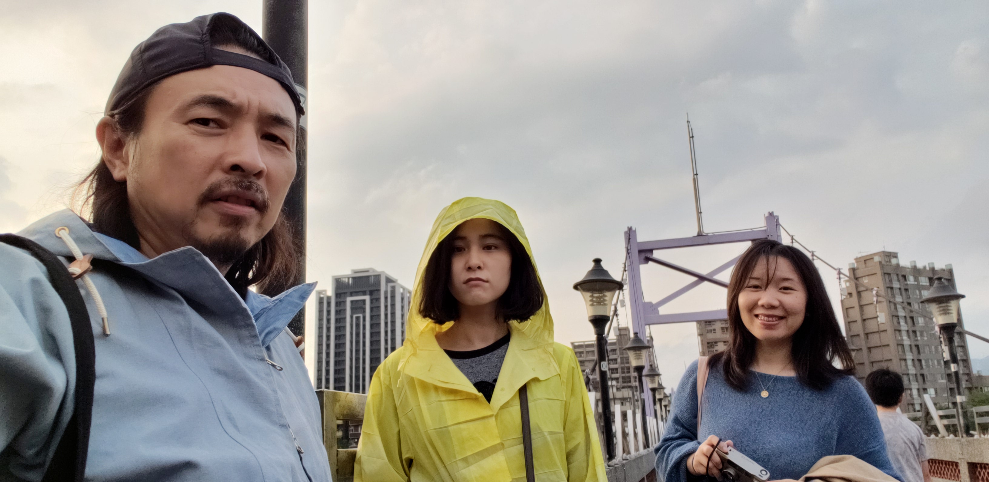 紀錄片《好好拍電影》由文念中（左起）與助理潘蘇晨、姜雯潔組成攝製「三人組」。（傳影互動提供）