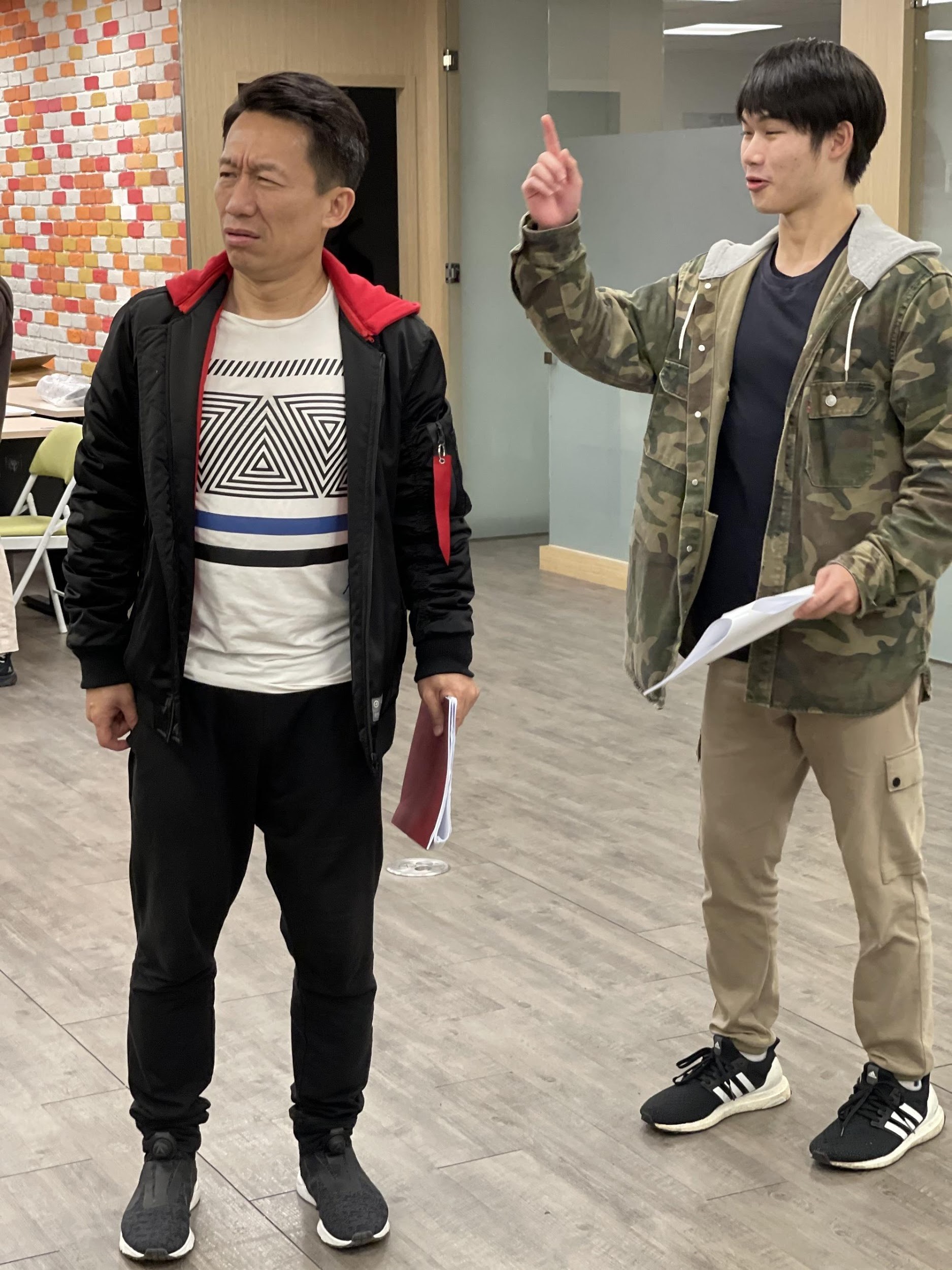 郭子乾（左）與兒子郭德君（右）為《童話秀逗秀》綵排。（史坦利提供）