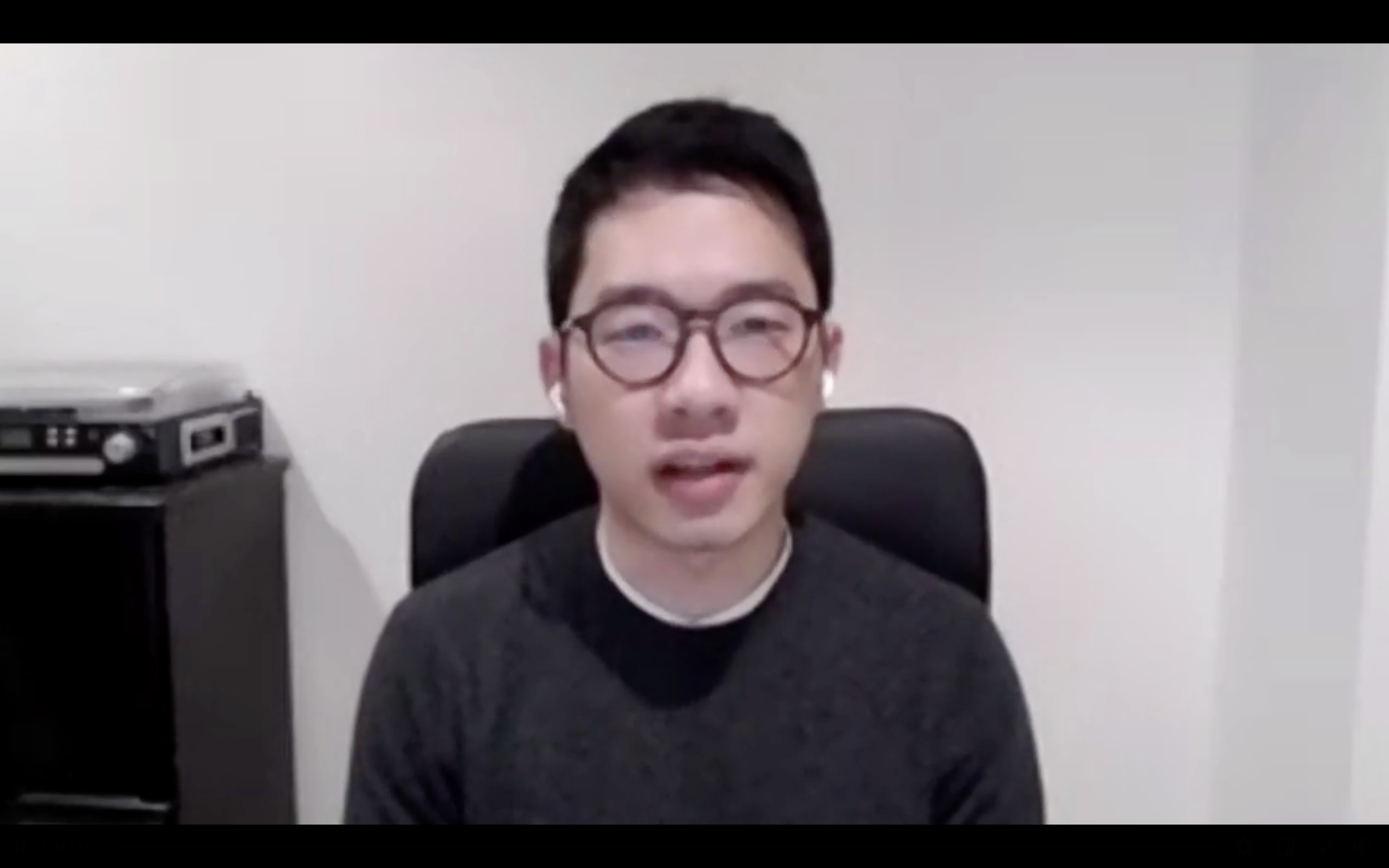 目前流亡海外的羅冠聰線上出席記者會。(翻攝自香港邊城青年臉書)