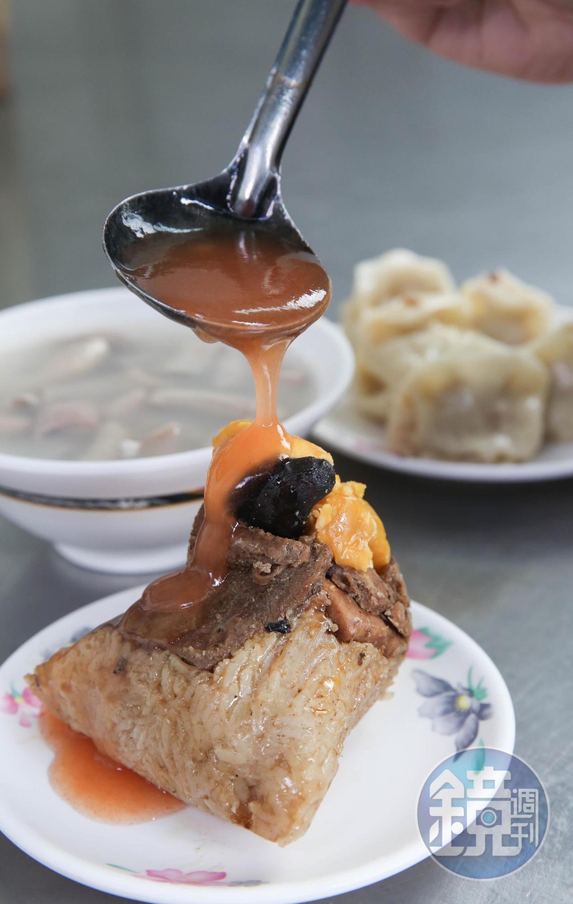 店內販售的北部粽，包入大塊豬肉與蛋黃，搭配自家熬煮的醬汁很對味。（50元/顆）