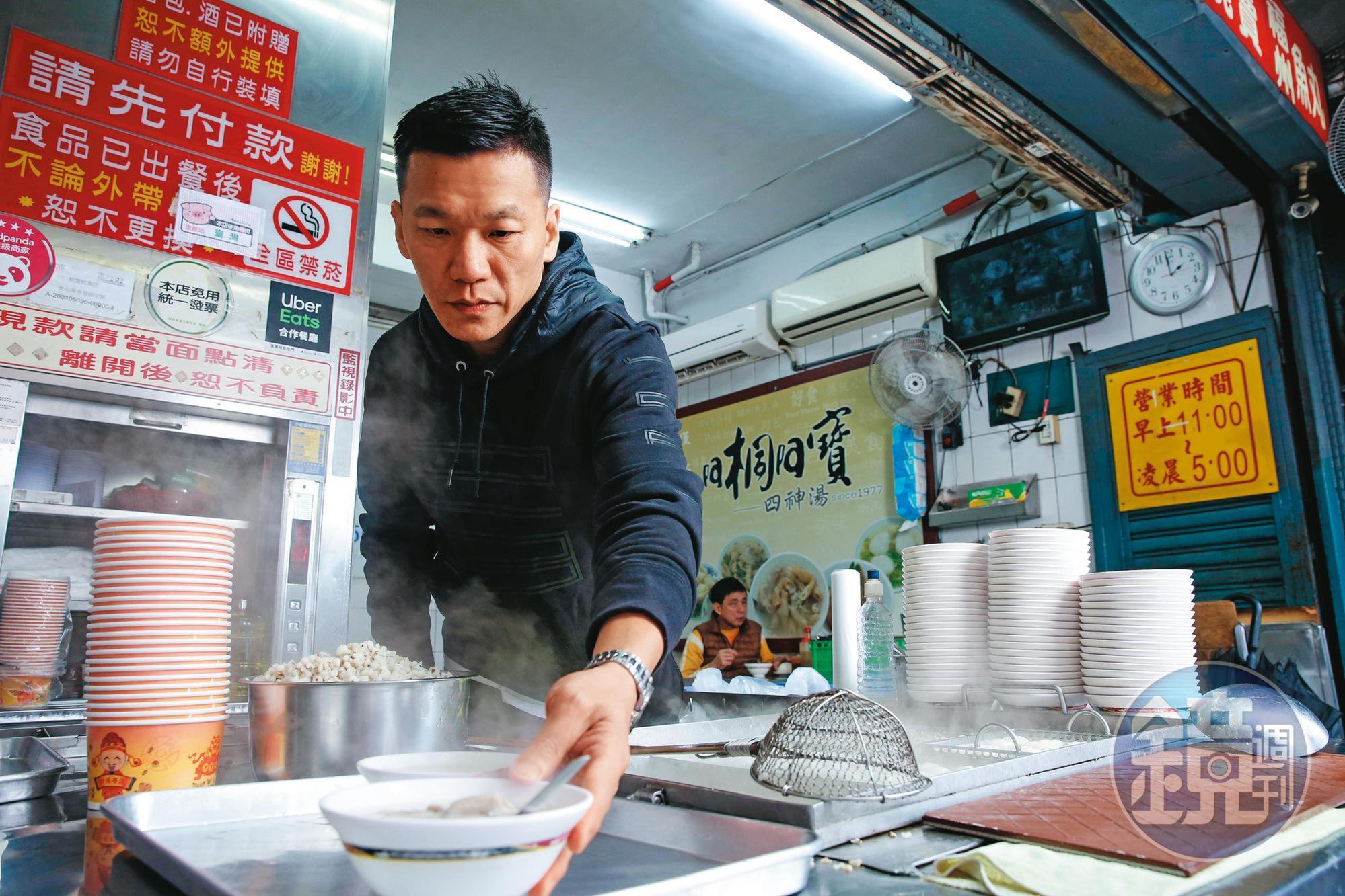 3年前父親因病倒下後，獨子周育賢（圖）接棒，和馮龍寶繼續共同經營。