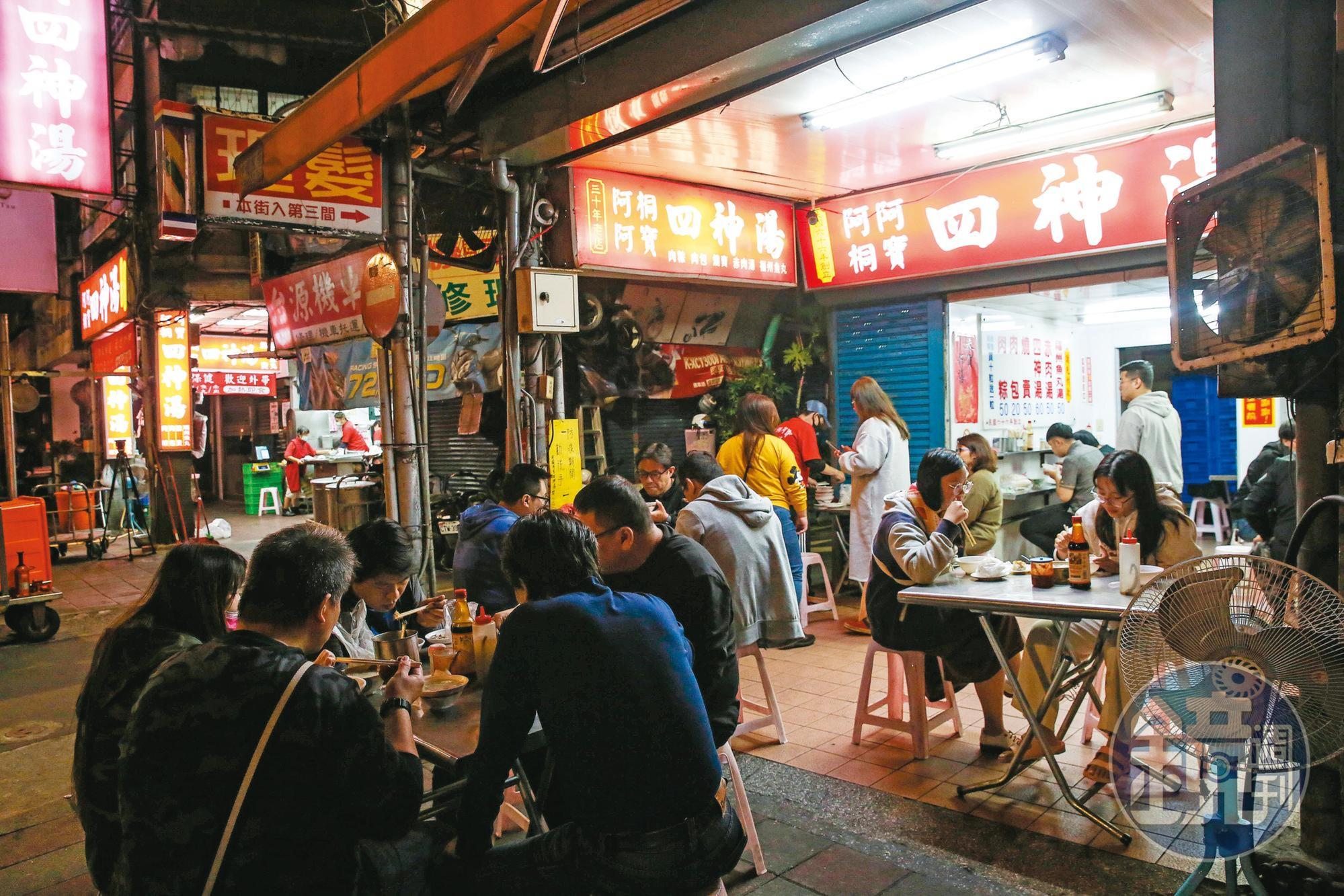 位於台北市承德路、民生西路口的阿桐阿寶四神湯,鄰近林森北路夜生活繁華的區域,越晚生意越好。