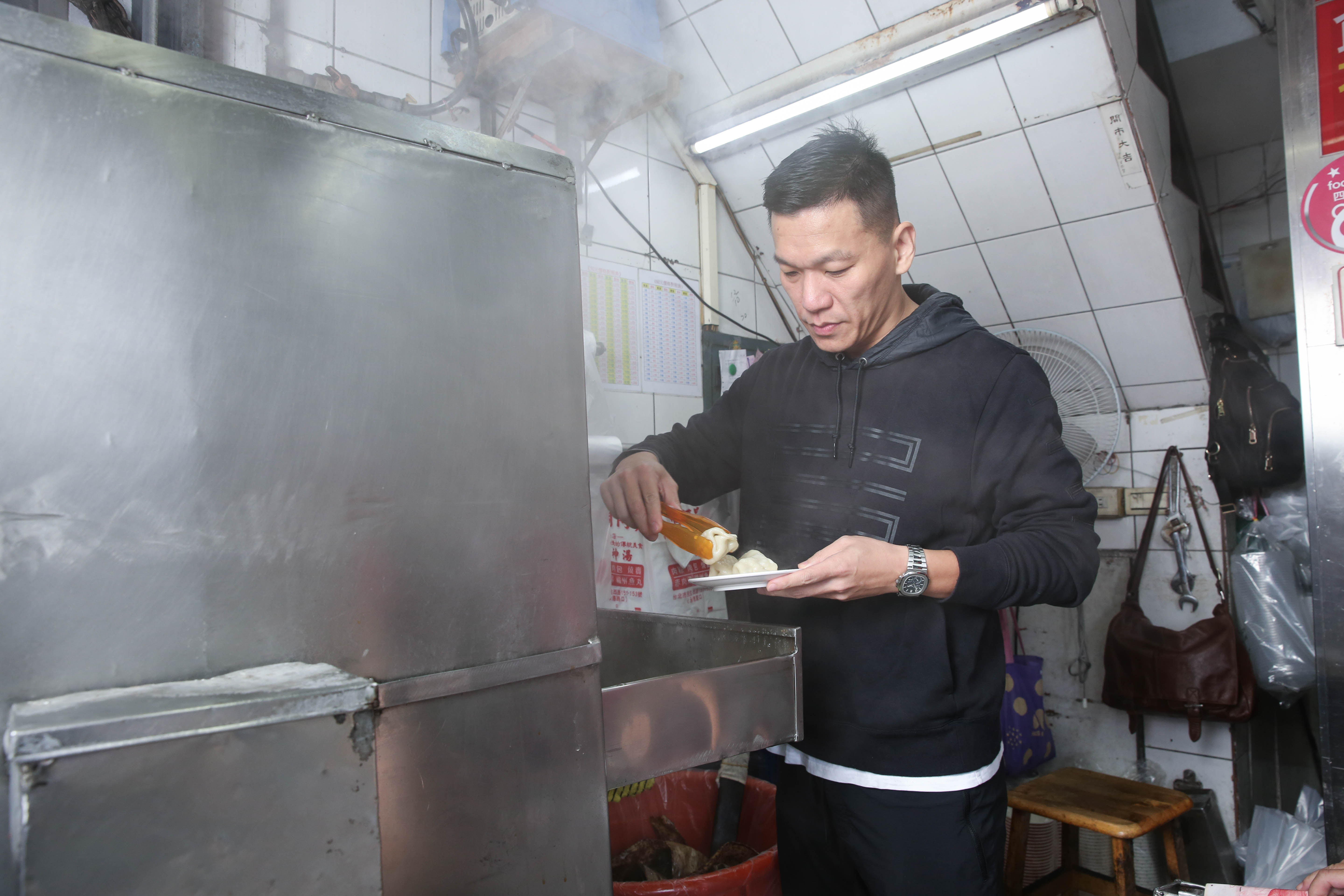 周育賢說,近年不敵國人少吃宵夜的飲食習慣改變,以及便利商店普及,加上去年武漢肺炎疫情爆發,老店生意大不如前。