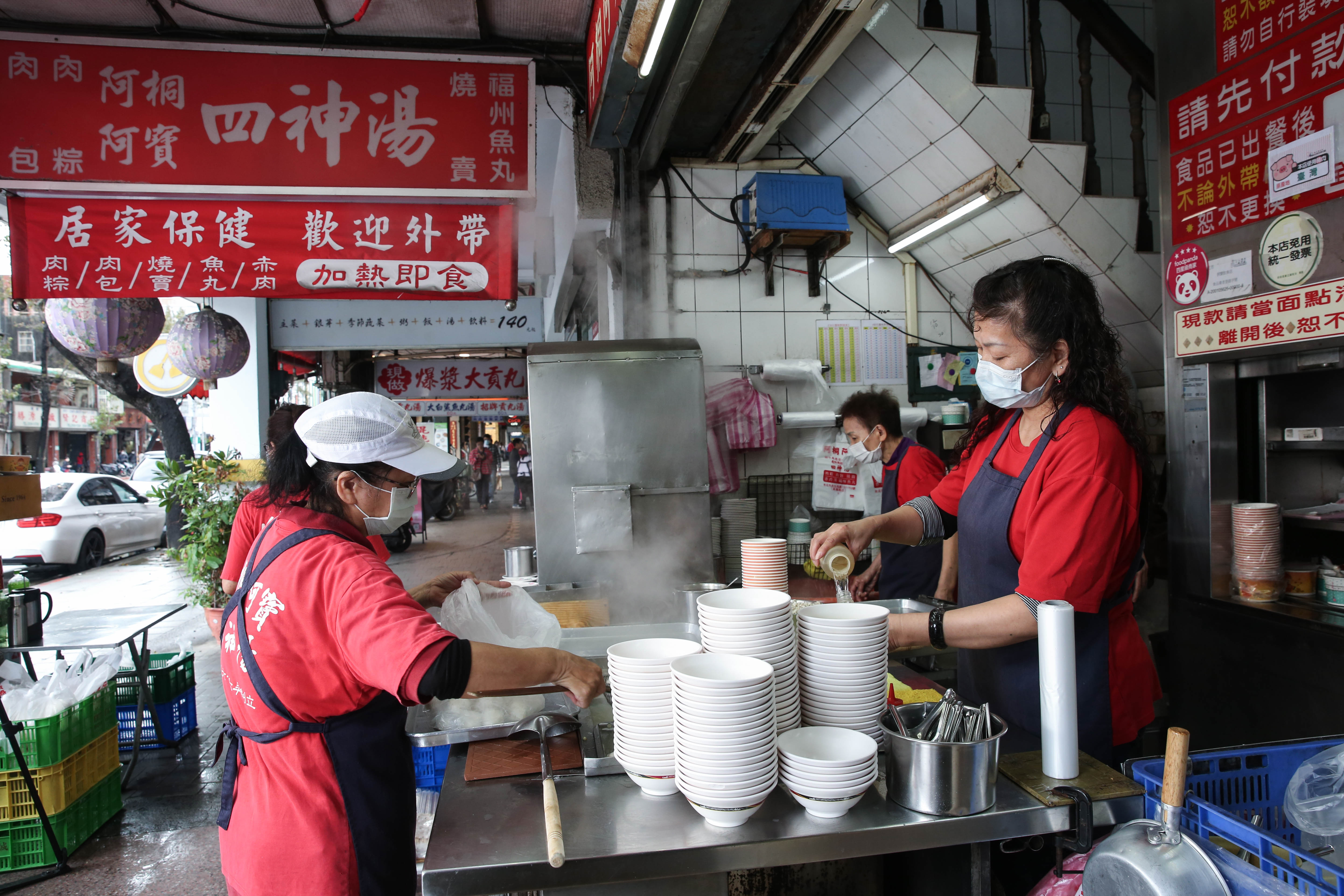 知名老店阿桐阿寶四神湯發跡於台北大同區,店內有許多工作超過20年的阿姨級員工。