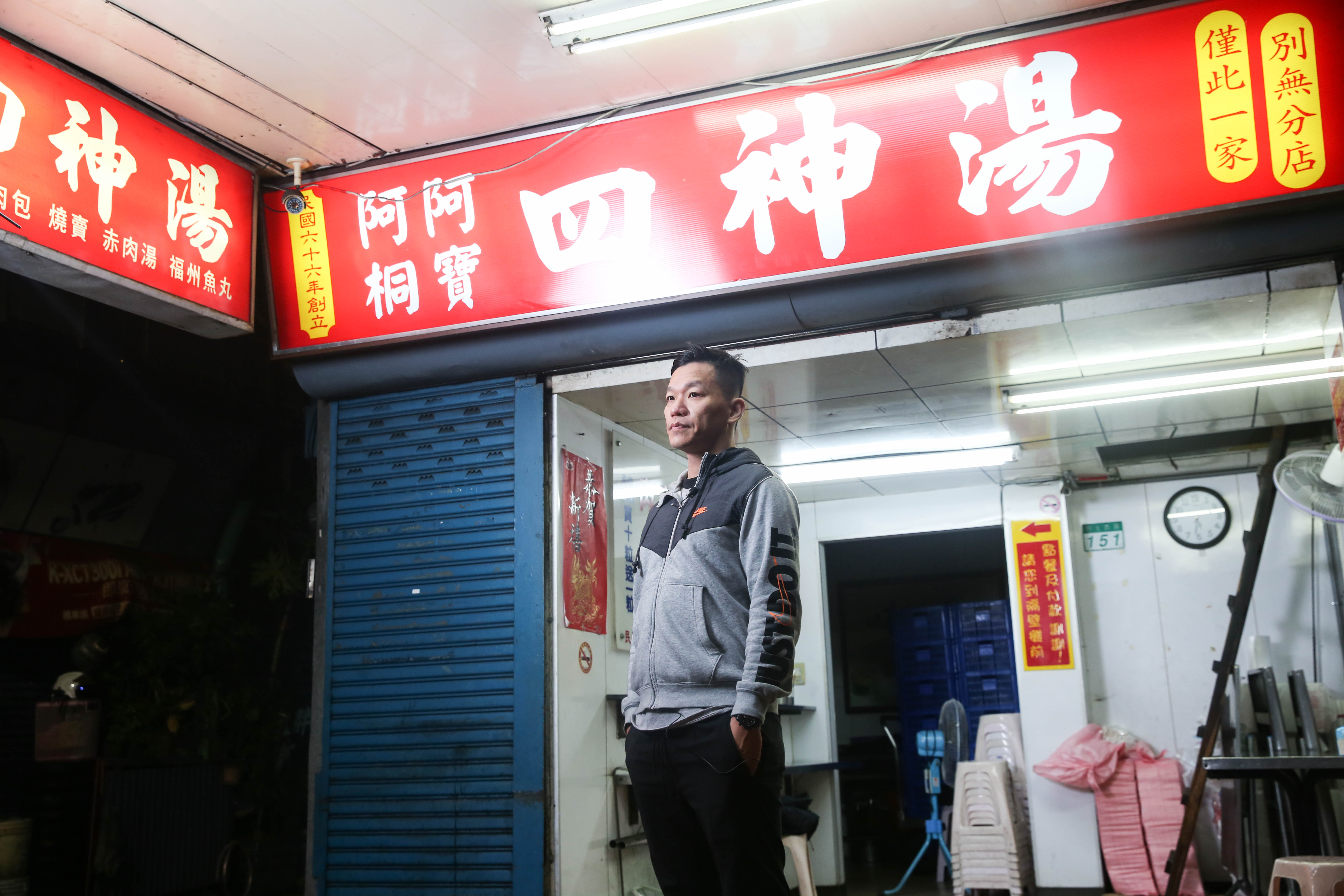 周育賢（圖）是阿桐阿寶四神湯的第三代，3年前他接下父親的棒子，和馮龍寶共同經營開業44年的老字號。