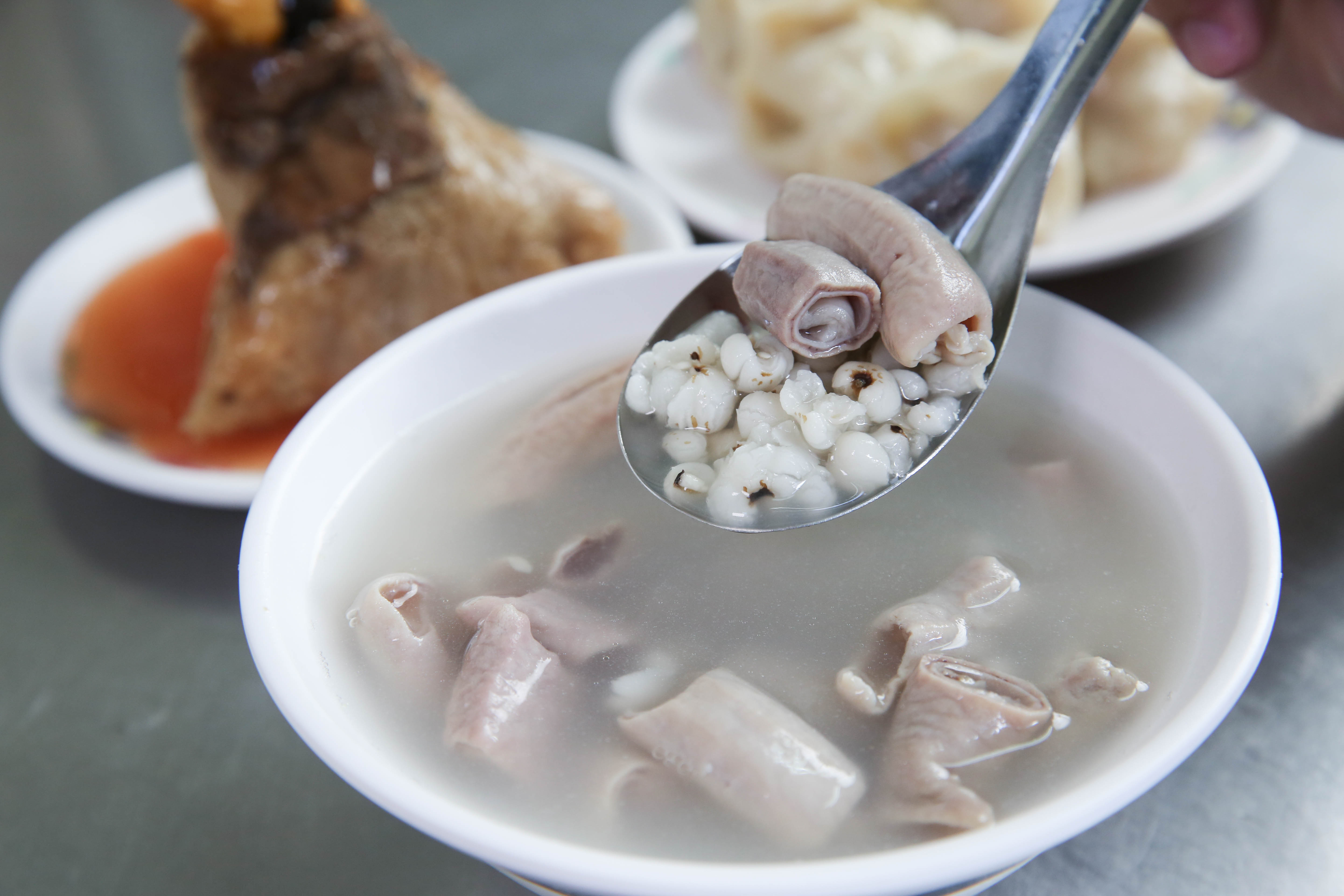 阿桐阿寶的招牌四神湯,每天使用屏東屠宰場直送的新鮮豬腸,提供顧客加湯喝到飽服務。(60元/碗)