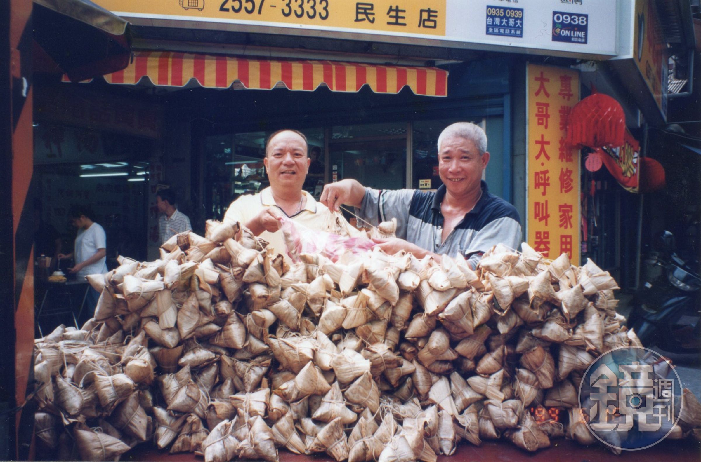 周棟樑（左）與馮龍寶2個沒血緣的友人，合夥經營阿桐阿寶四神湯。（周育賢提供）