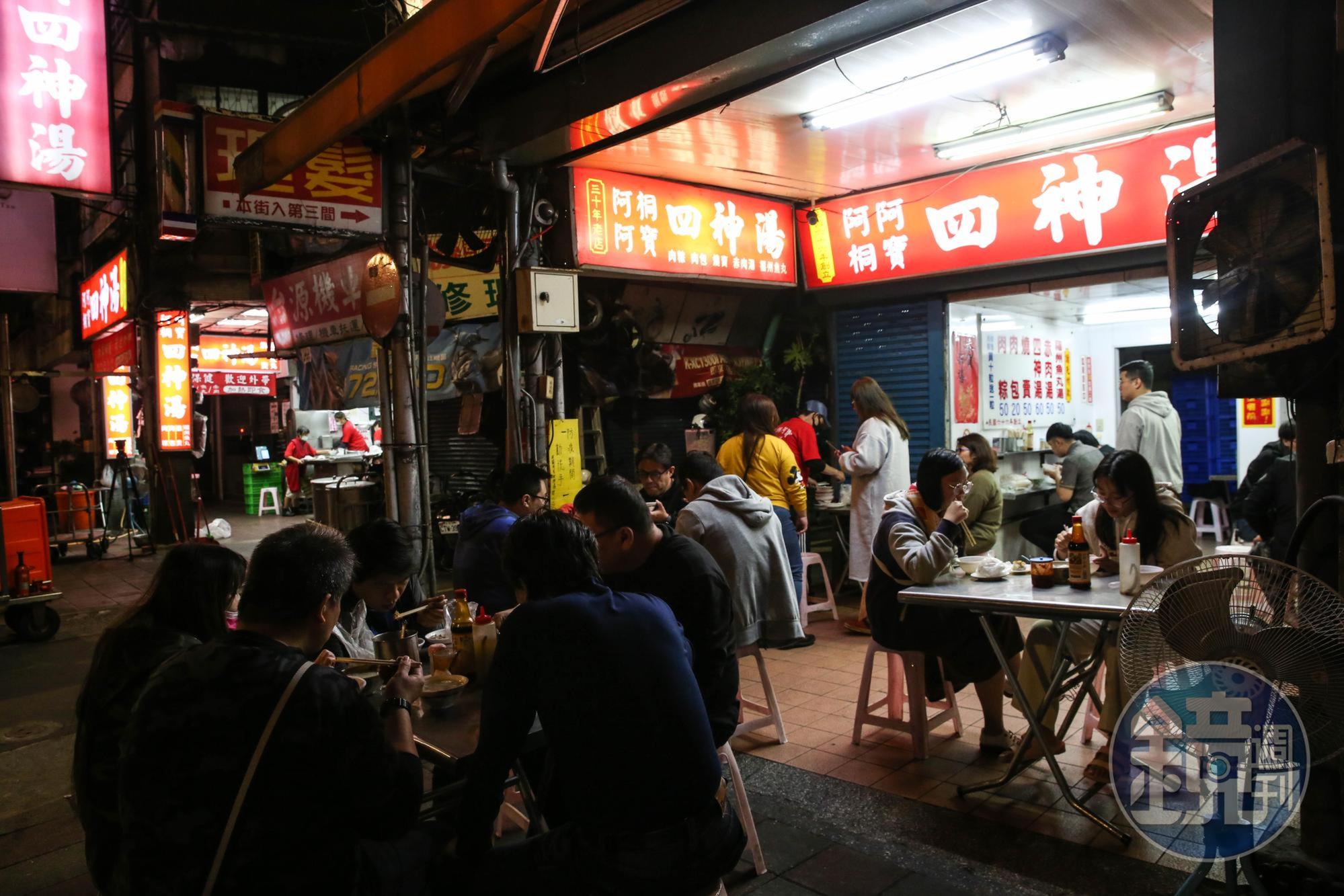 位於台北市承德路、民生西路口的阿桐阿寶四神湯,鄰近林森北路夜生活繁華的區域,越晚生意越好。