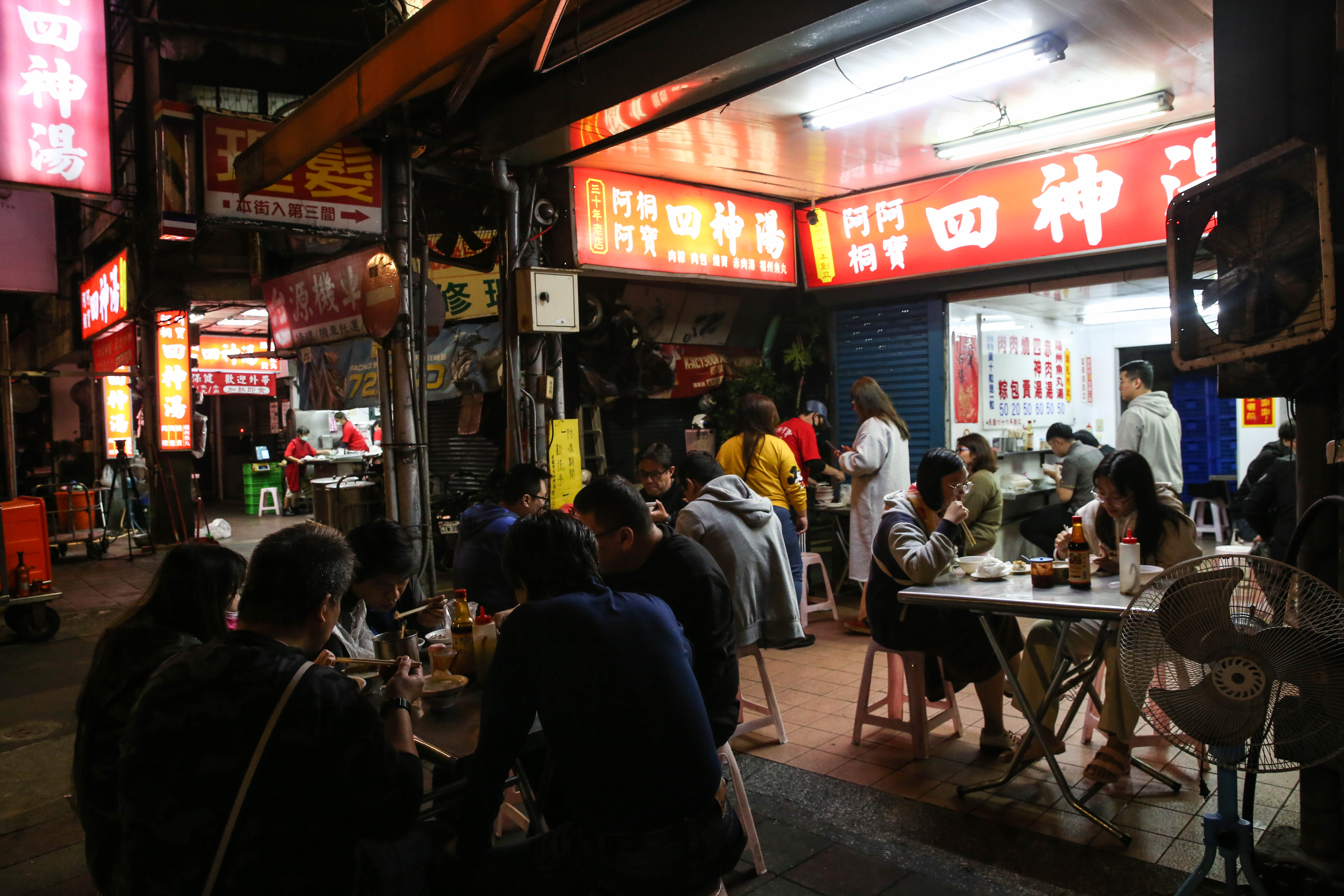 位於台北市承德路、民生西路口的阿桐阿寶四神湯,鄰近林森北路夜生活繁華的區域,越晚生意越好。