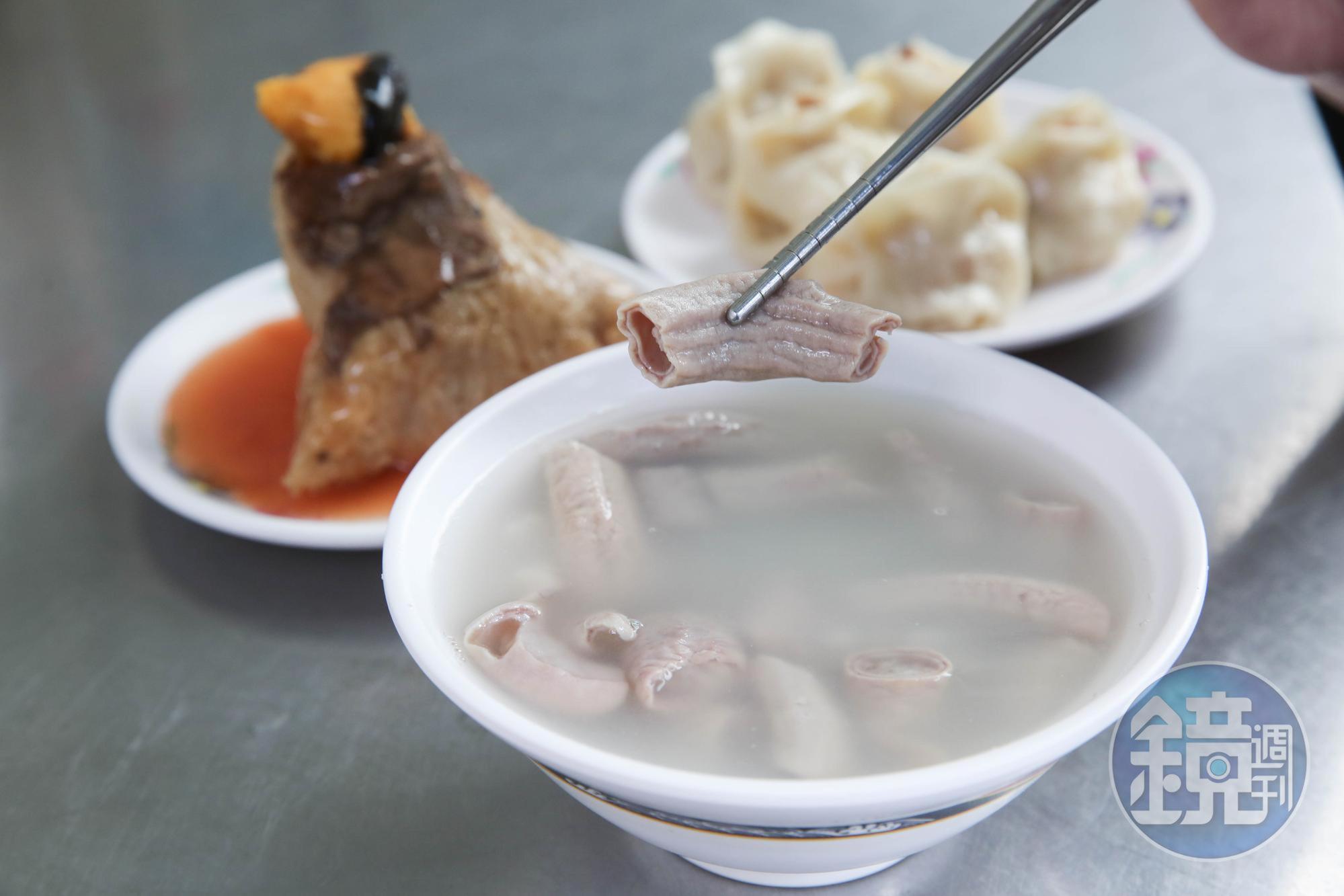 阿桐阿寶的招牌四神湯,使用屏東屠宰場直送的新鮮豬腸,以大骨、鹽巴和中藥材燉煮再悶到軟嫩。(60元/碗)