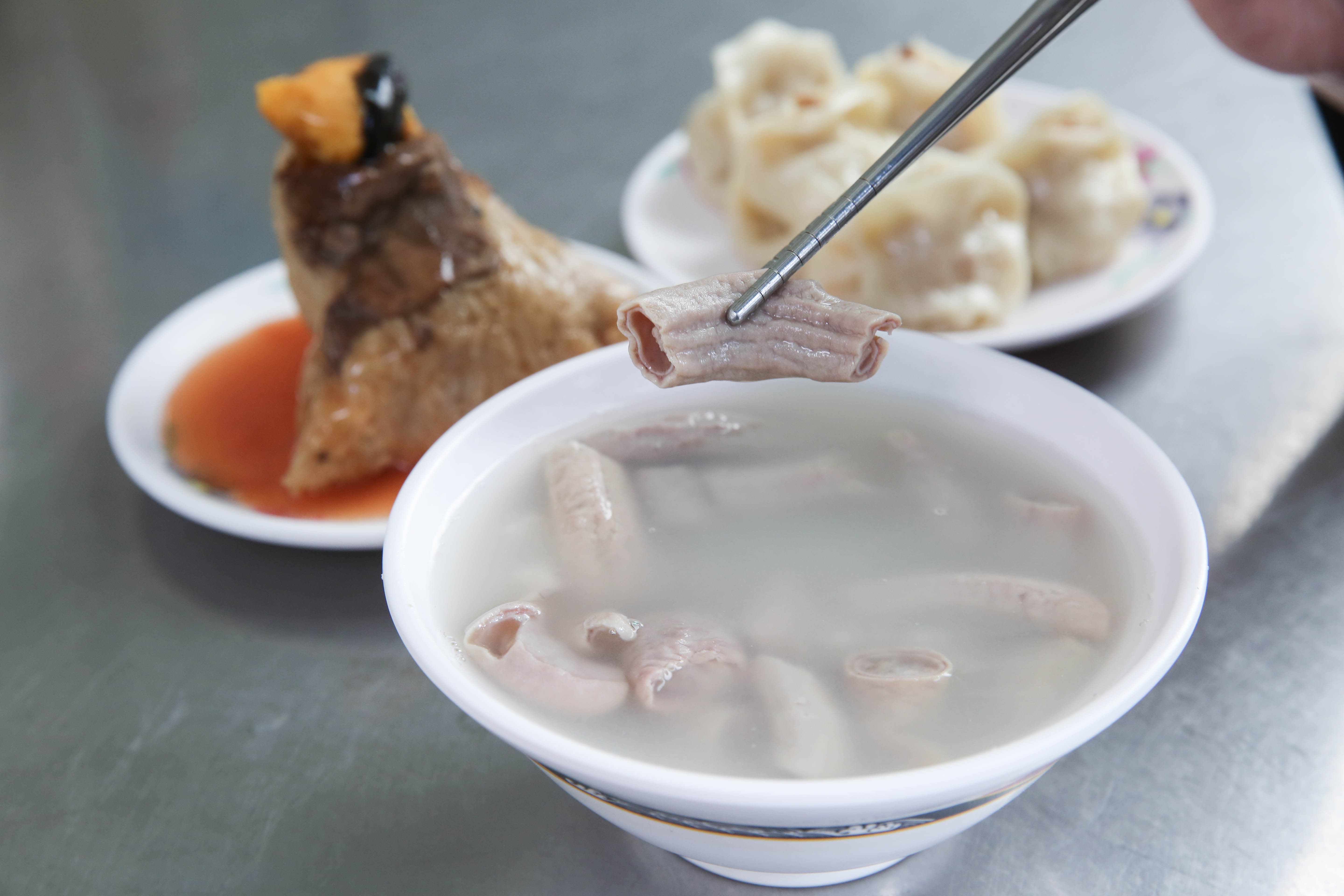 阿桐阿寶的招牌四神湯，使用屏東屠宰場直送的新鮮豬腸，以大骨、鹽巴和中藥材燉煮再悶到軟嫩。（60元/碗）