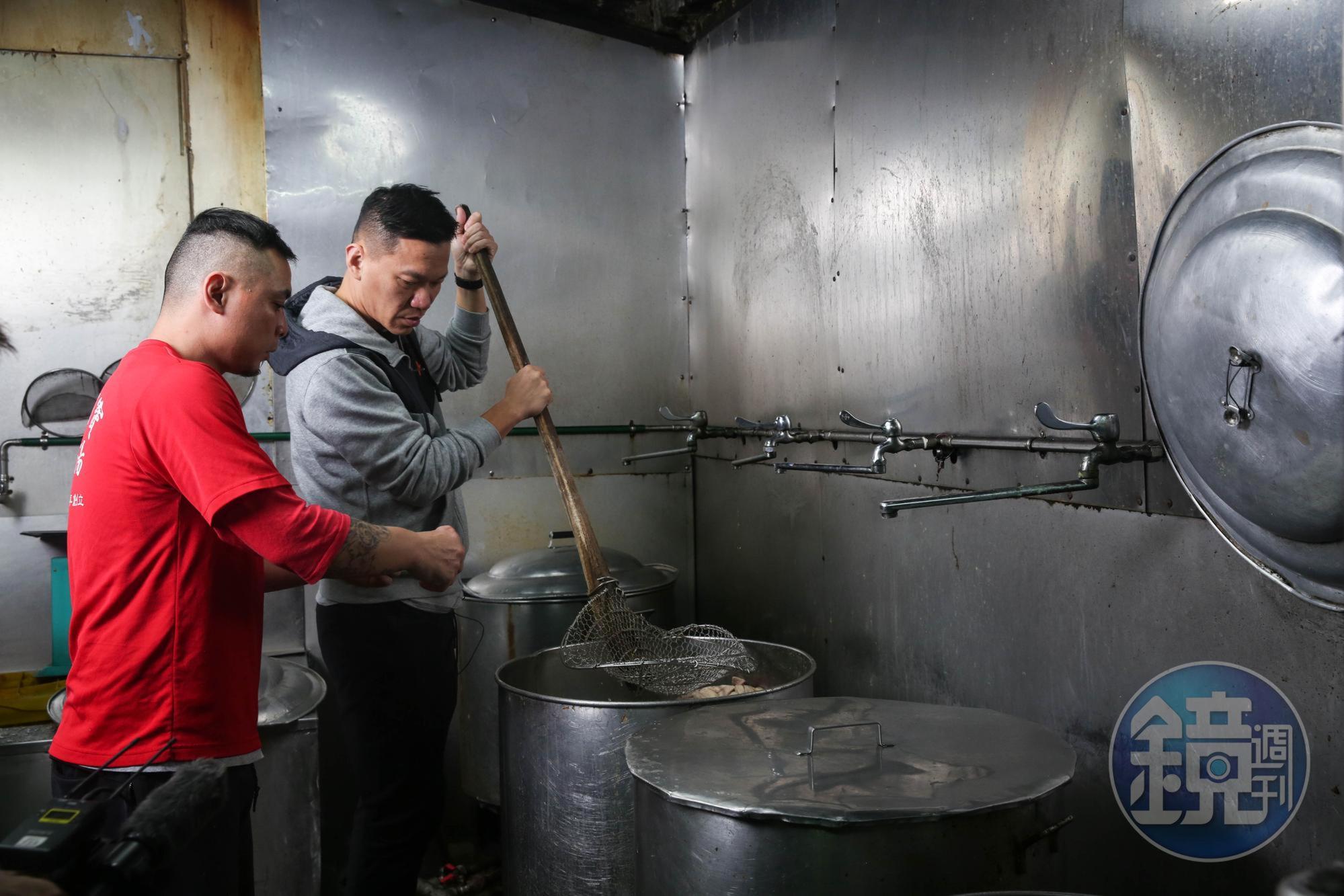 周育賢(右)說,因為豬內臟油脂多、容易發臭,所以每天店裡使用的豬腸都是當日新鮮現宰的,口感最好。