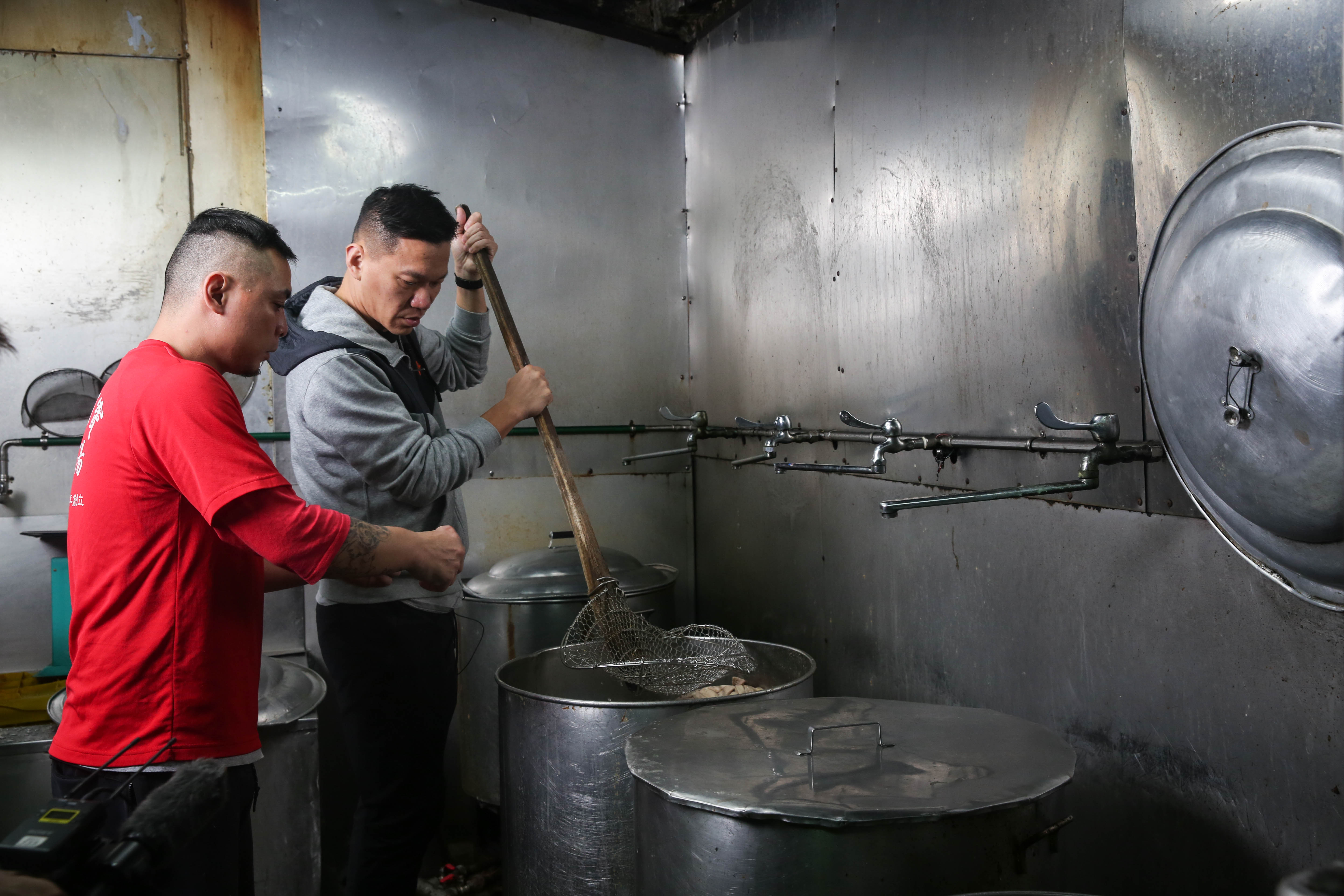 周育賢（右）說，因為豬內臟油脂多、容易發臭，所以每天店裡使用的豬腸都是當日新鮮現宰的，口感最好。