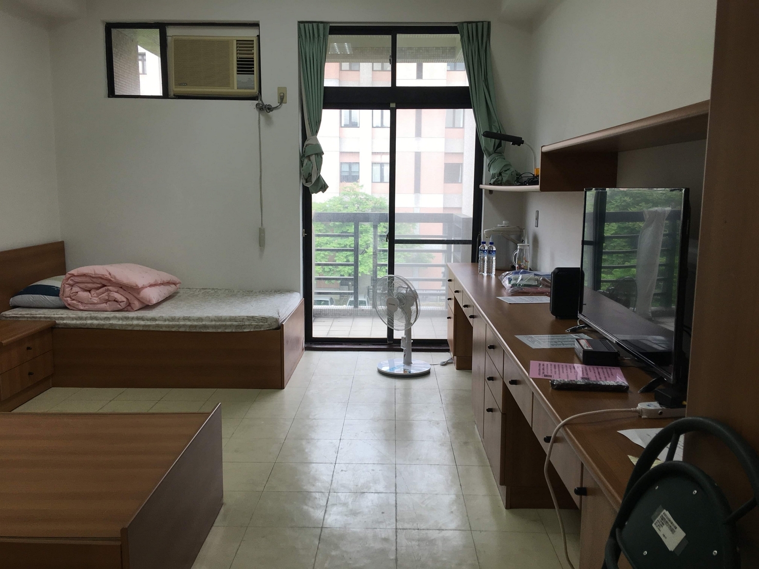 今晚8時起集中檢疫所開放訂房,民眾可依集中檢疫所入住流程,預約、繳費,取得預約訂房識別碼。(翻攝自衛福部集中檢疫所資訊專區網站)