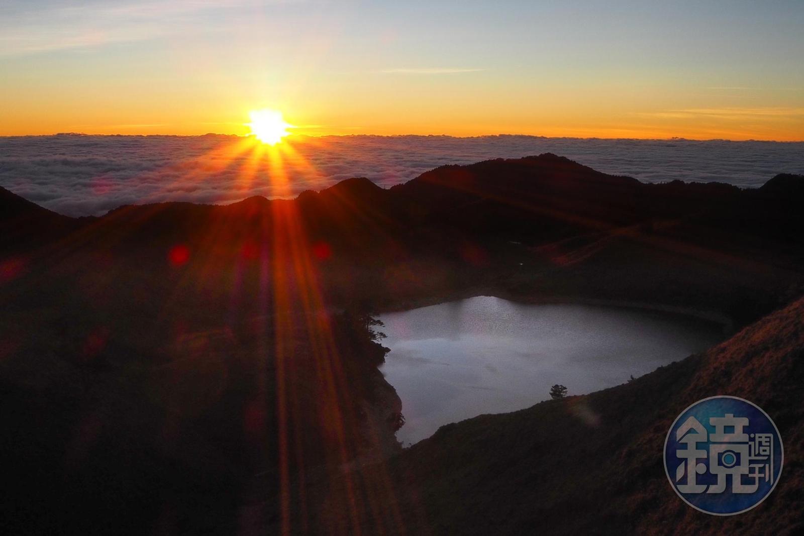 七彩湖雲海搭配日出，是百萬級的高山美景。
