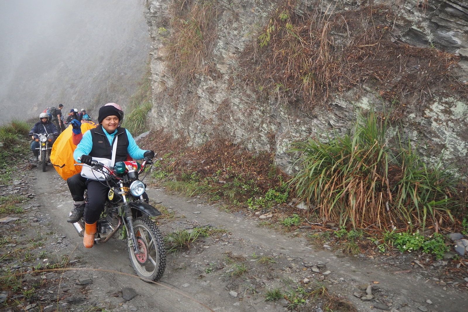 機車運送遊客至七彩湖，已成當地生態旅遊的一環。