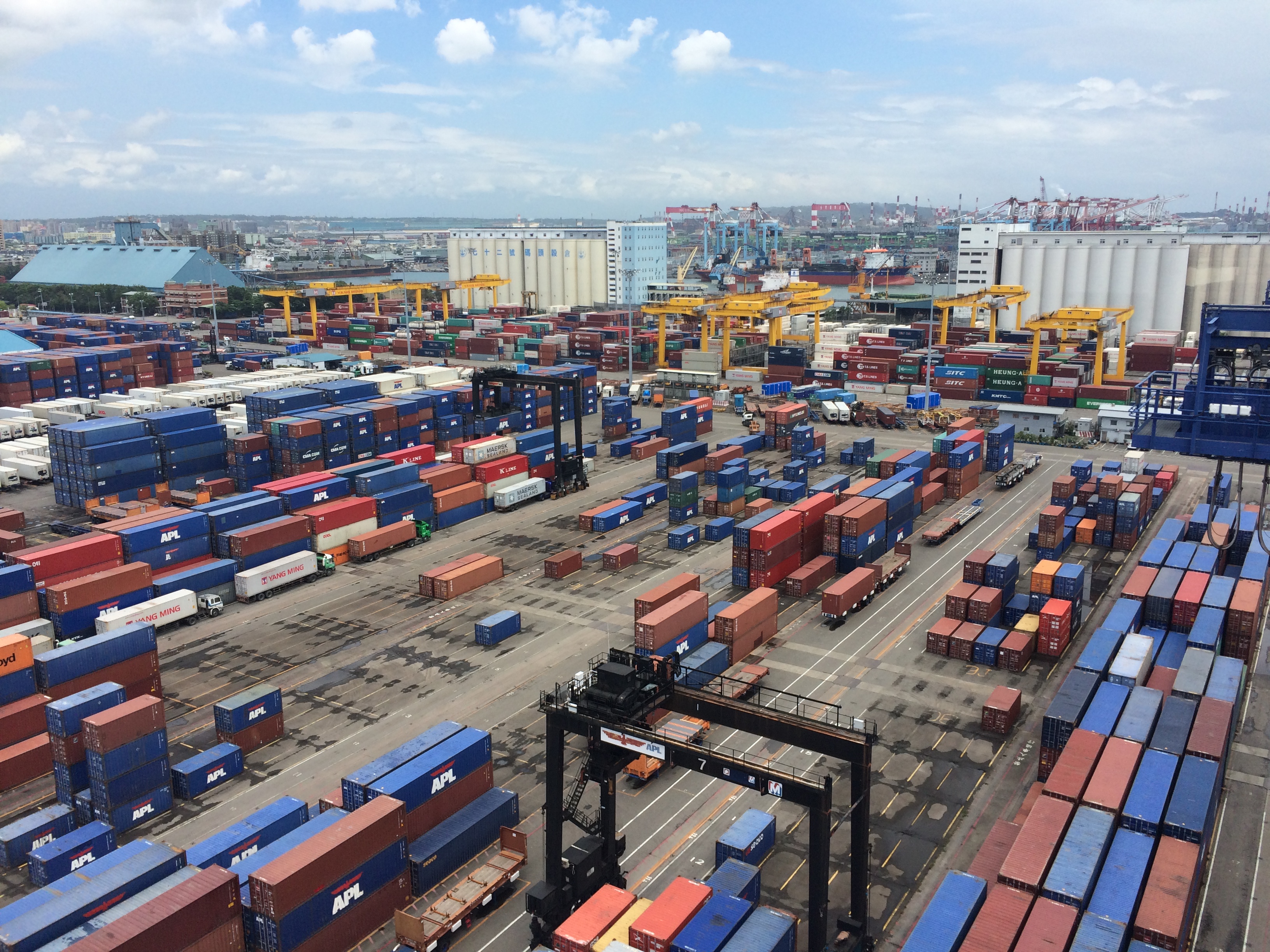 貨櫃航運股今年第一季獲利也會大幅超越去年第四季，景氣至少走多到第三季。（翻攝自台灣港務公司高雄港務分公司官網）