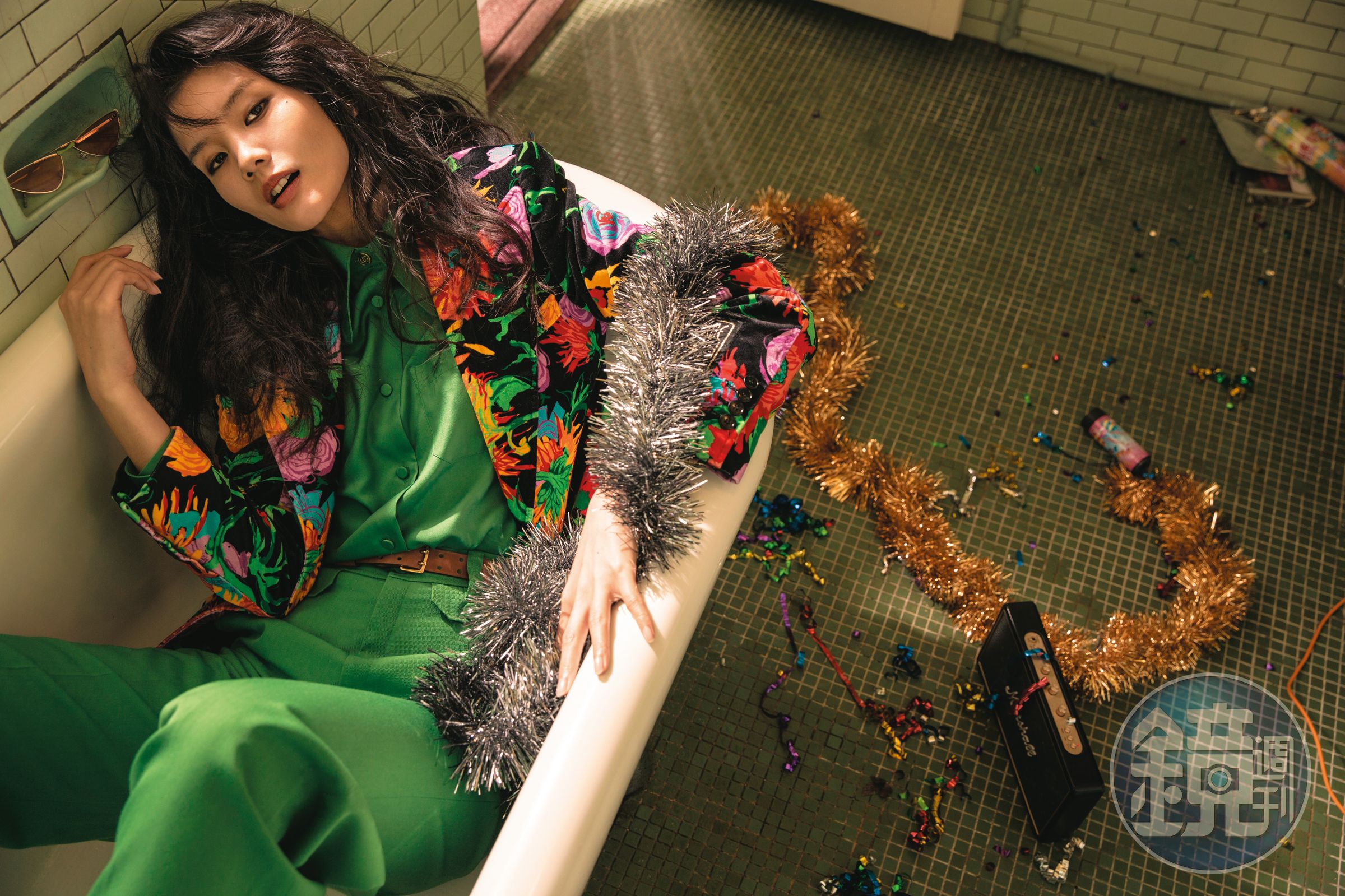 印花西裝外套 NT$130,000 by GUCCI／亮綠色尖領襯衫 NT$42,000 by GUCCI／亮綠色西裝長褲 NT$39,000 by GUCCI／咖啡色腰帶 價格店洽 by Chloé／太陽眼鏡 NT$10,200 by GENTLE MONSTER