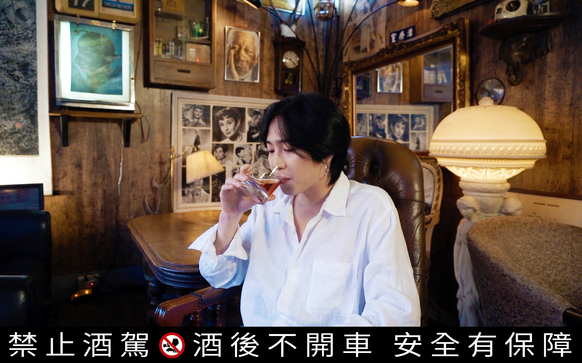 許含光喜歡在夜晚創作，戴著耳機、彈著吉他，獨自品飲威士忌。
