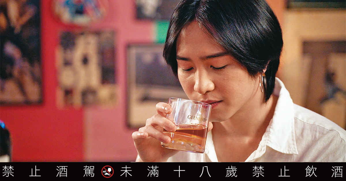 身為創作歌手與詩人的許含光，創作時威士忌是他最好的陪伴。